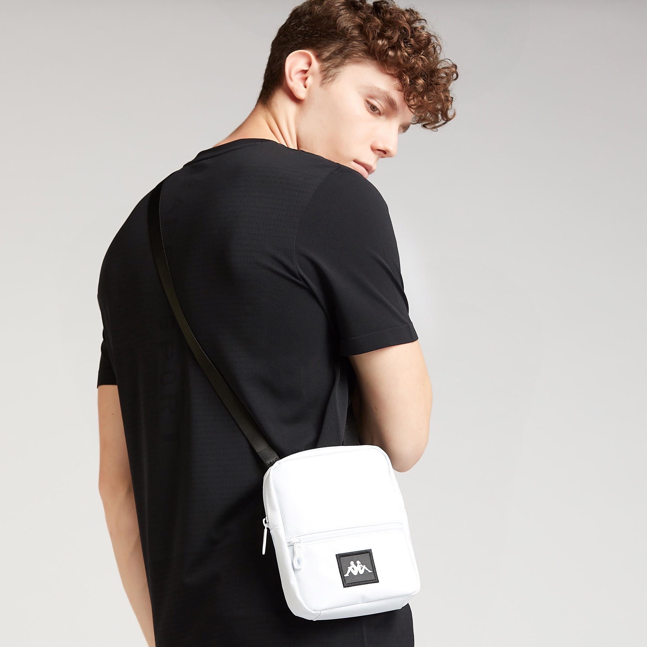 شنطة كروس بودي بارزة الملمس بحزام قابل للتعديل من كابا-men-bags-image-5