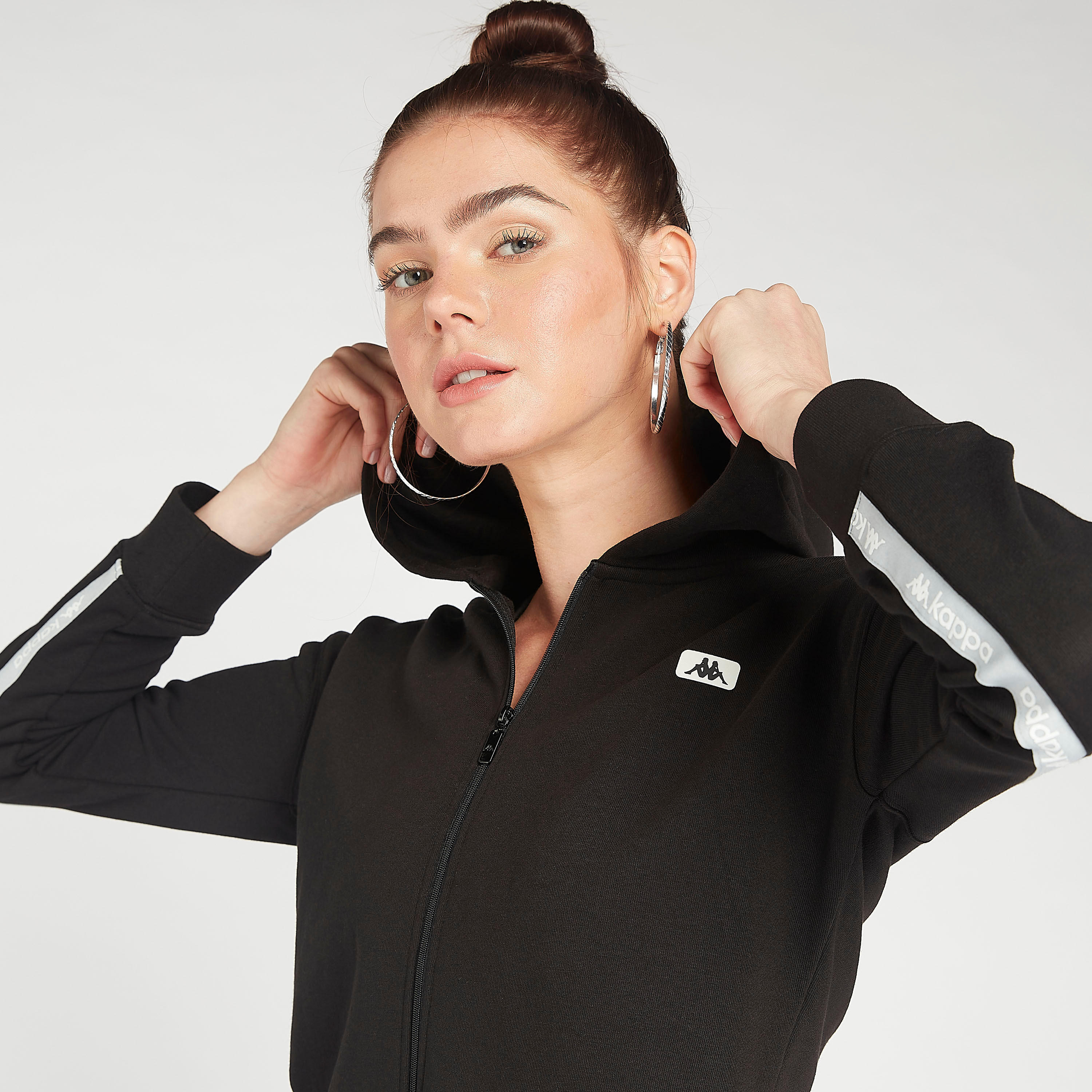 سويت شيرت مستدام سادة بقبعة وسحاب إغلاق وتفاصيل شريطة-women-clothing-sportswearandactivewear-hoodiesandsweatshirts-image-5