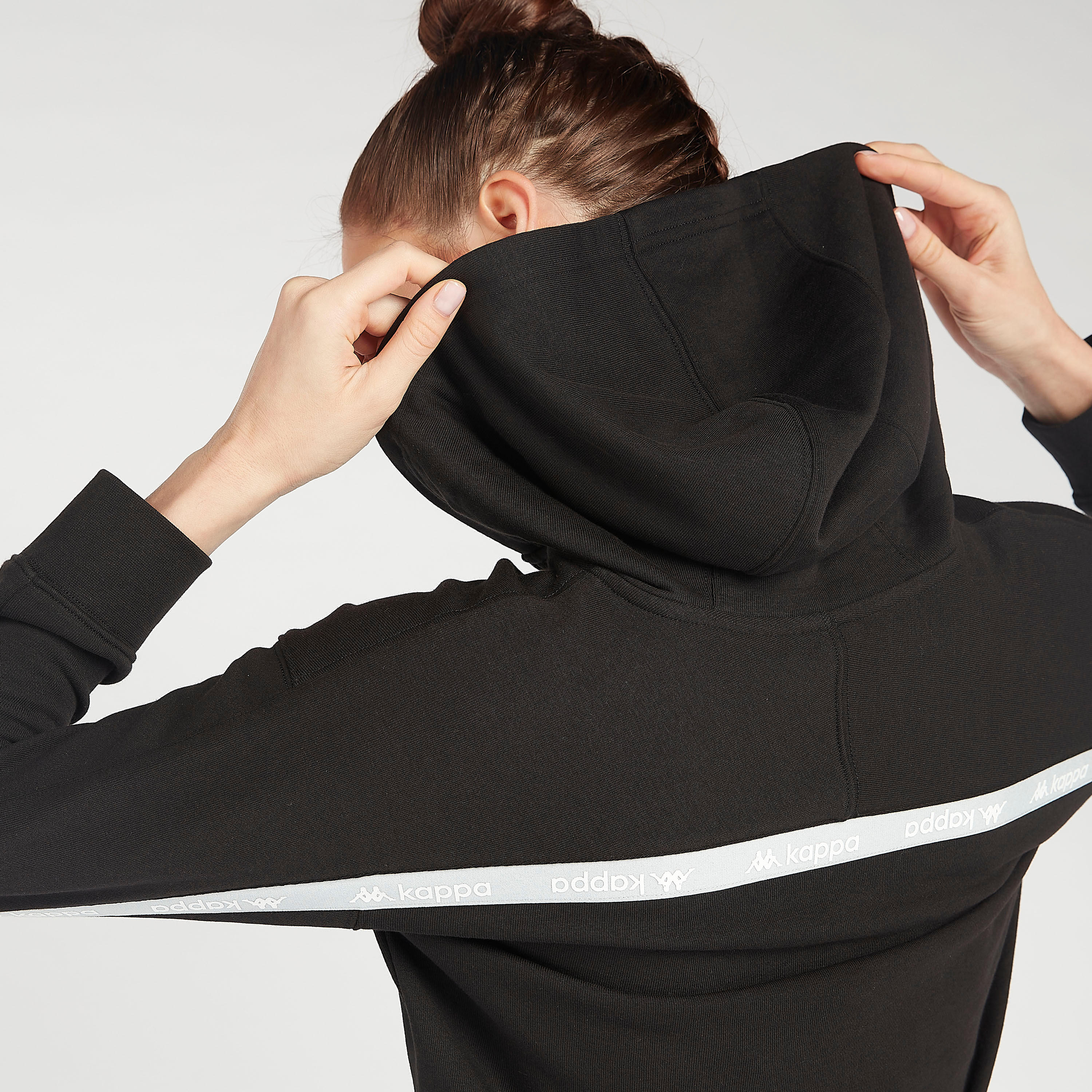 سويت شيرت مستدام سادة بقبعة وسحاب إغلاق وتفاصيل شريطة-women-clothing-sportswearandactivewear-hoodiesandsweatshirts-image-6