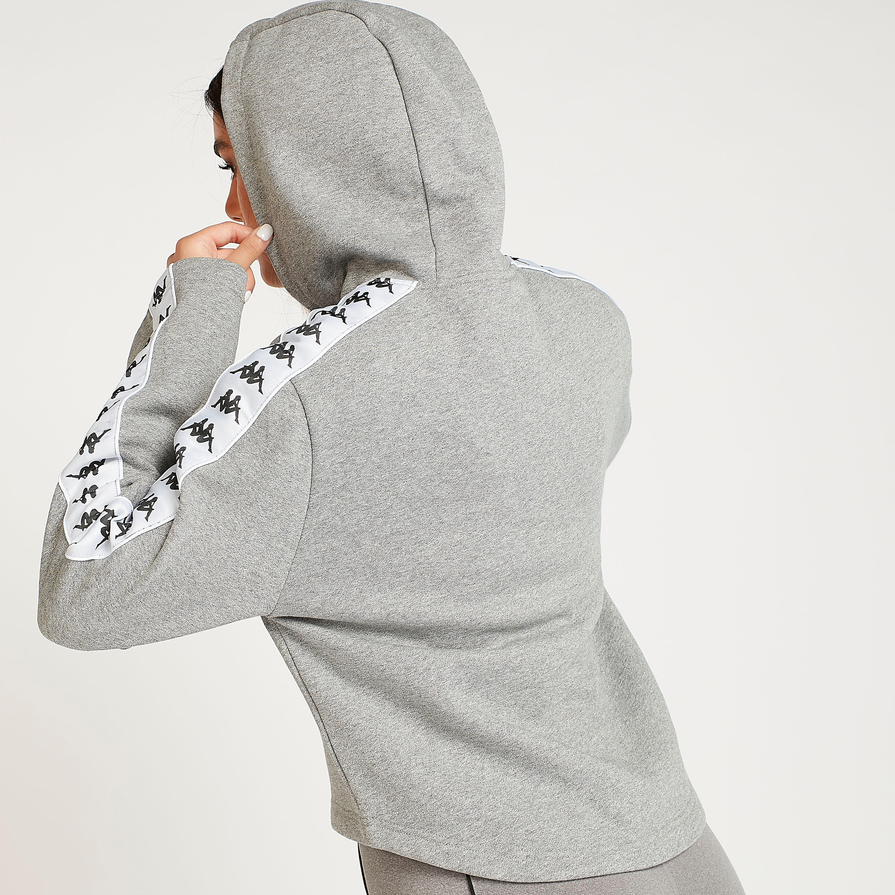 هودي مستدام بأكمام طويلة وطبعات شعار من كابا-women-clothing-sportswearandactivewear-hoodiesandsweatshirts-image-1