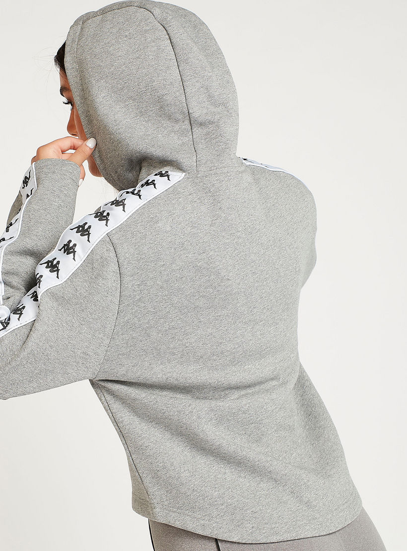 هودي مستدام بأكمام طويلة وطبعات شعار من كابا-women-clothing-sportswearandactivewear-hoodiesandsweatshirts-image-1