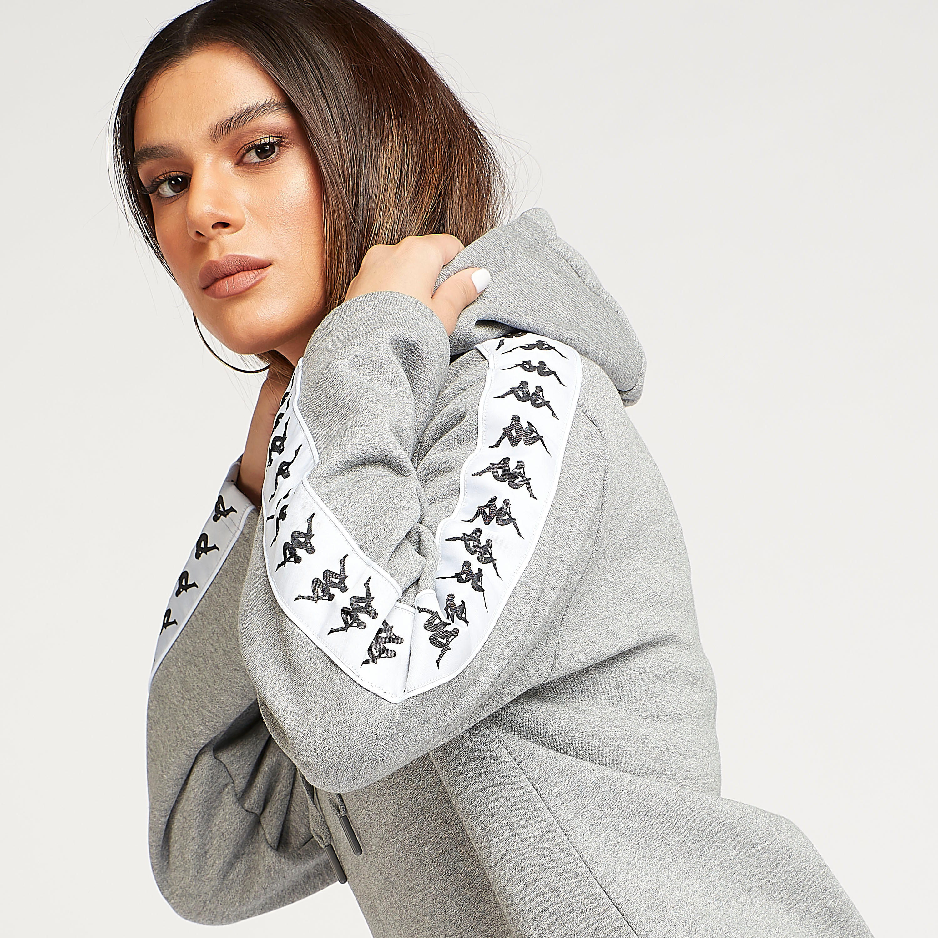 هودي مستدام بأكمام طويلة وطبعات شعار من كابا-women-clothing-sportswearandactivewear-hoodiesandsweatshirts-image-3