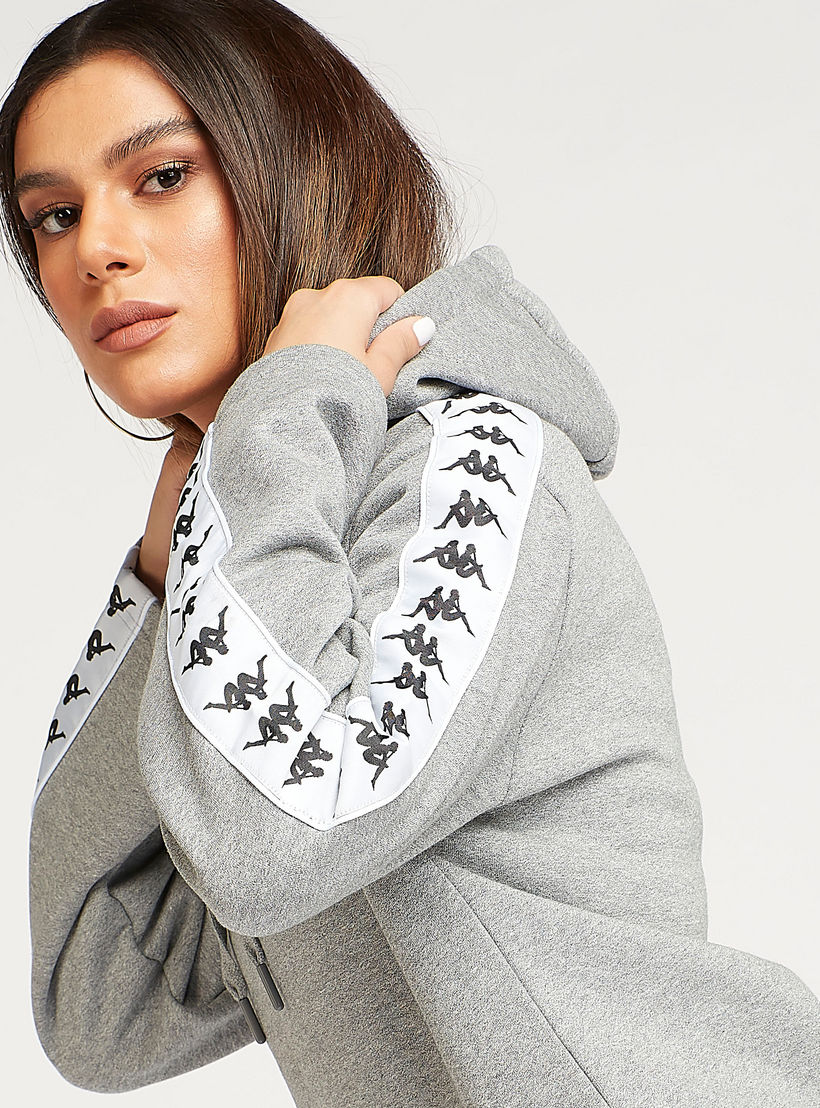 هودي مستدام بأكمام طويلة وطبعات شعار من كابا-women-clothing-sportswearandactivewear-hoodiesandsweatshirts-image-3