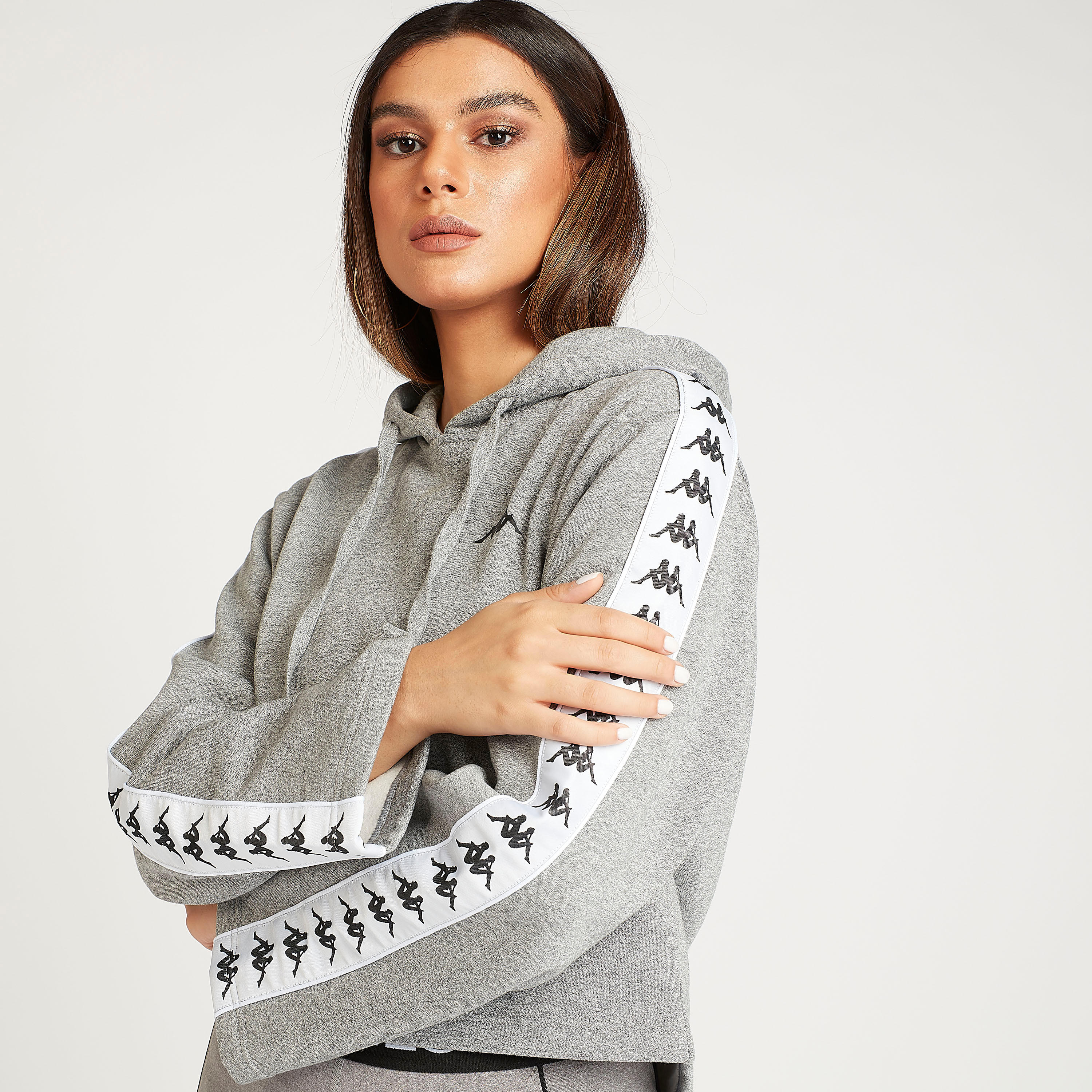 هودي مستدام بأكمام طويلة وطبعات شعار من كابا-women-clothing-sportswearandactivewear-hoodiesandsweatshirts-image-4