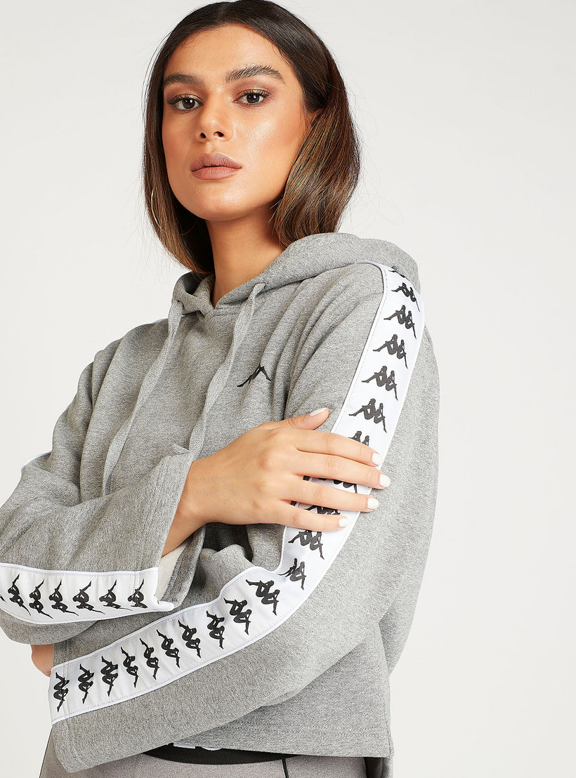 هودي مستدام بأكمام طويلة وطبعات شعار من كابا-women-clothing-sportswearandactivewear-hoodiesandsweatshirts-image-4