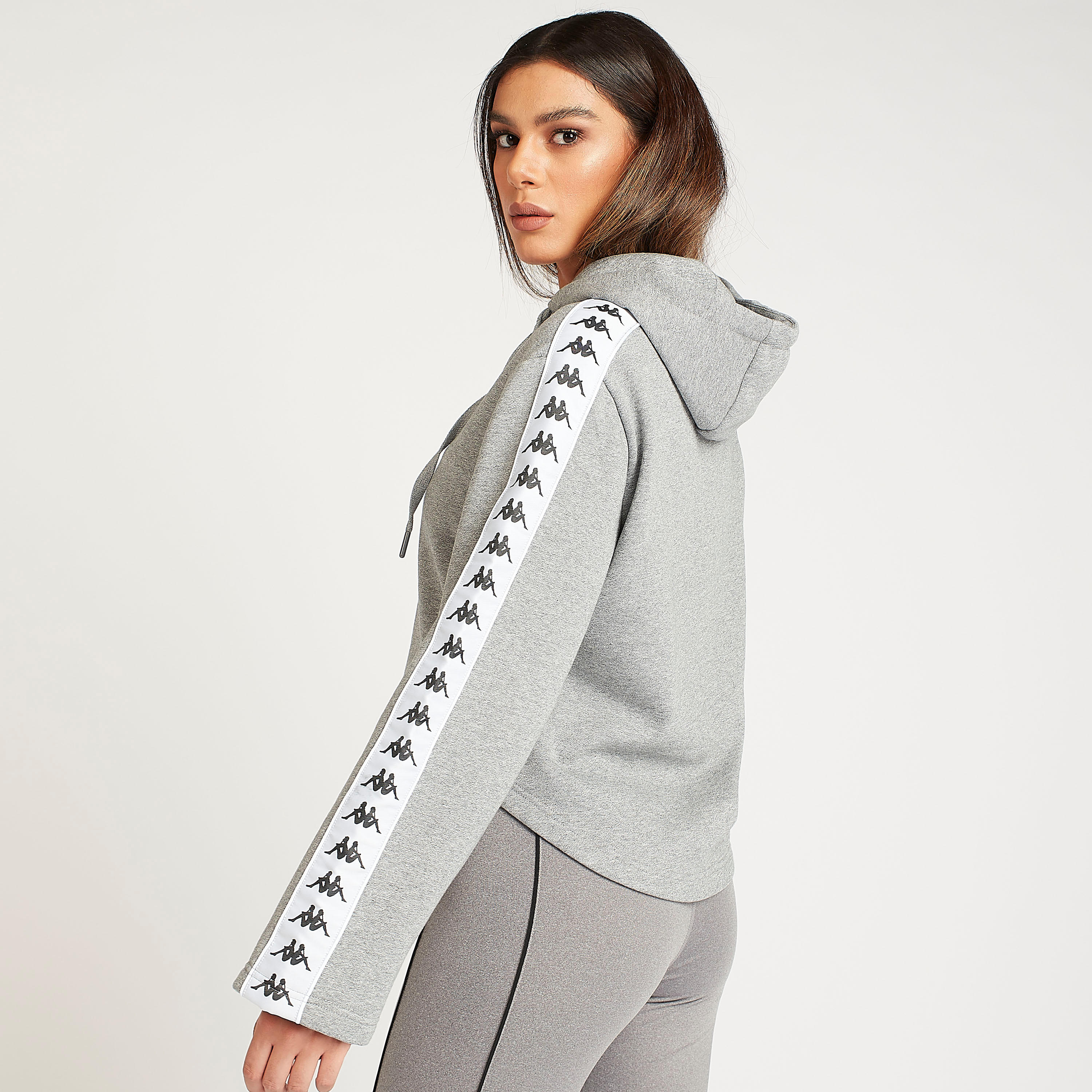 هودي مستدام بأكمام طويلة وطبعات شعار من كابا-women-clothing-sportswearandactivewear-hoodiesandsweatshirts-image-5