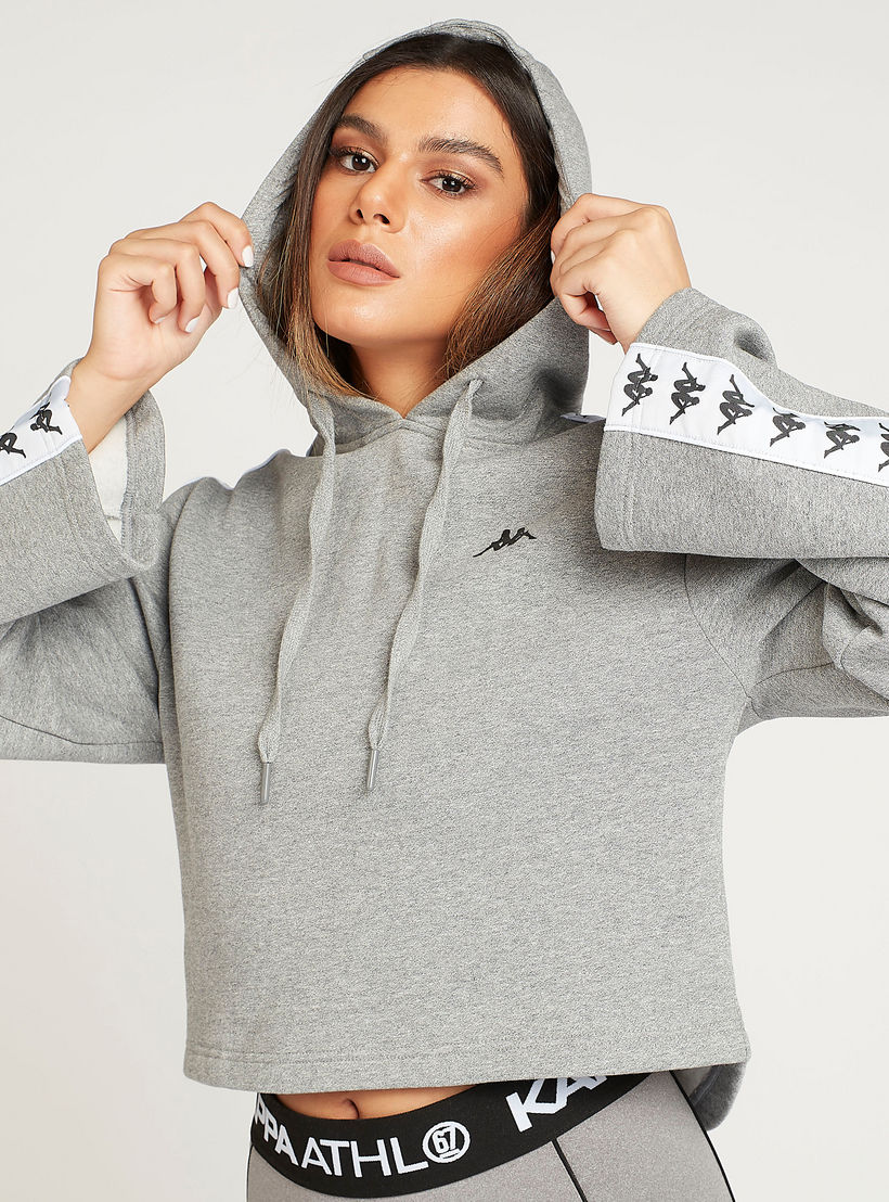 هودي مستدام بأكمام طويلة وطبعات شعار من كابا-women-clothing-sportswearandactivewear-hoodiesandsweatshirts-image-6