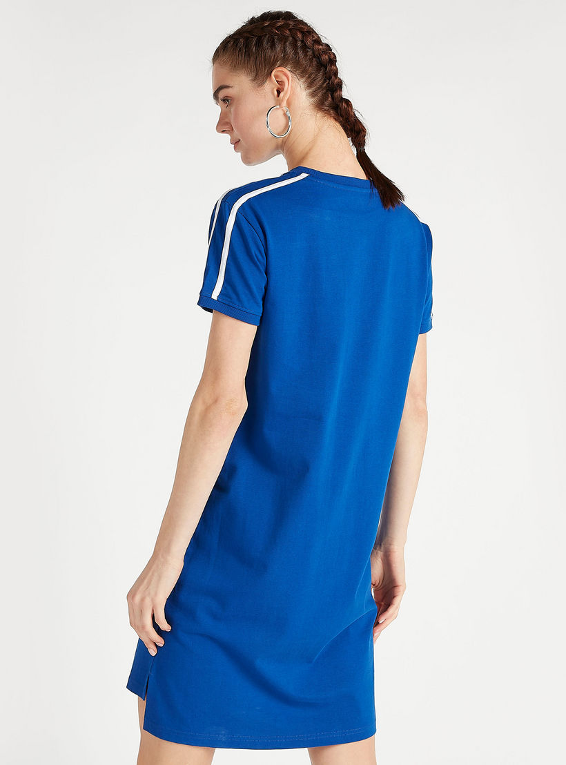 فستان تيشيرت بجيوب وطبعات شعار وتفاصيل شريطة من كابا-women-clothing-sportswearandactivewear-tshirtsandvests-image-4