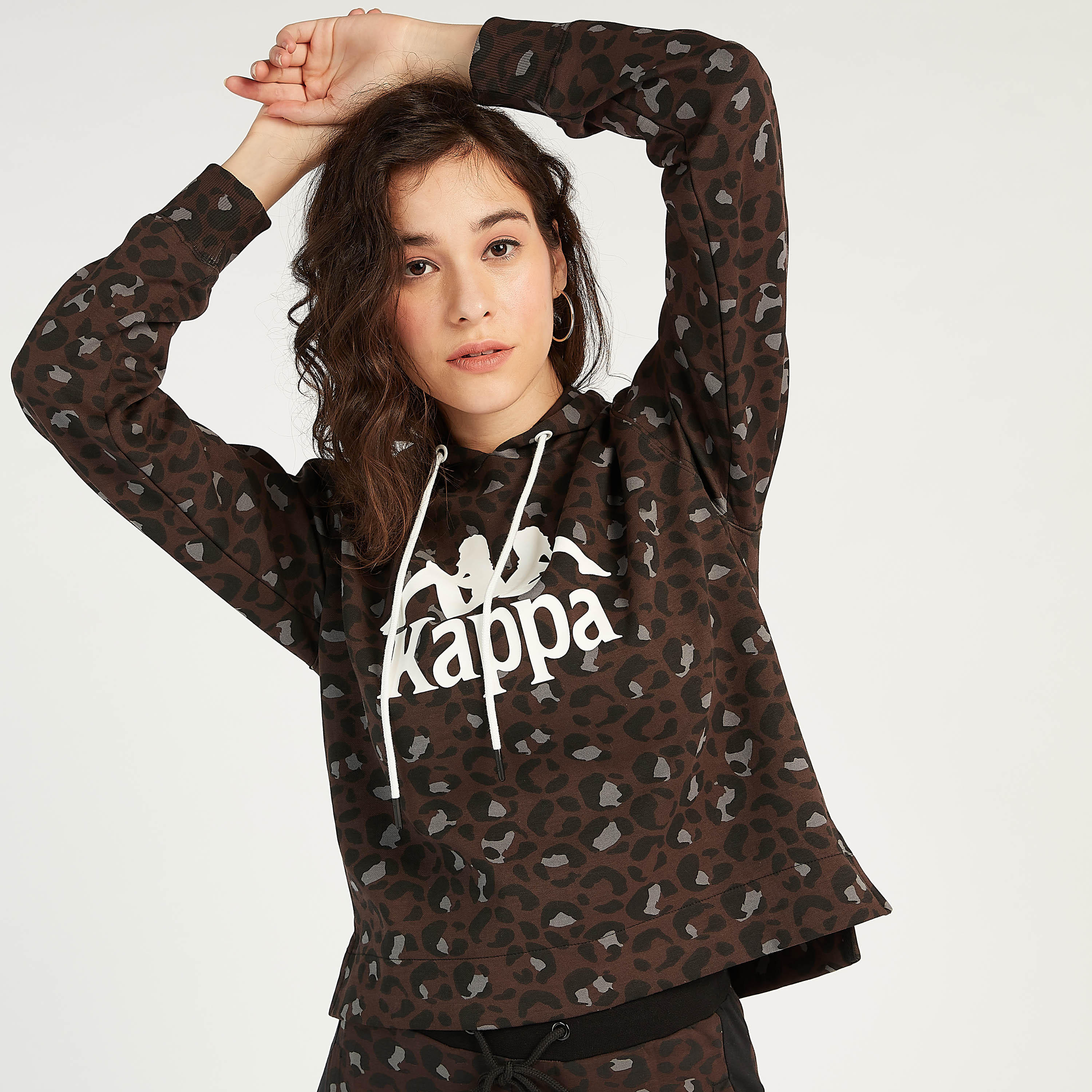 هودي بطبعات حيوانات وأكمام طويلة وتفاصيل شعار من كابا-women-clothing-sportswearandactivewear-hoodiesandsweatshirts-image-1
