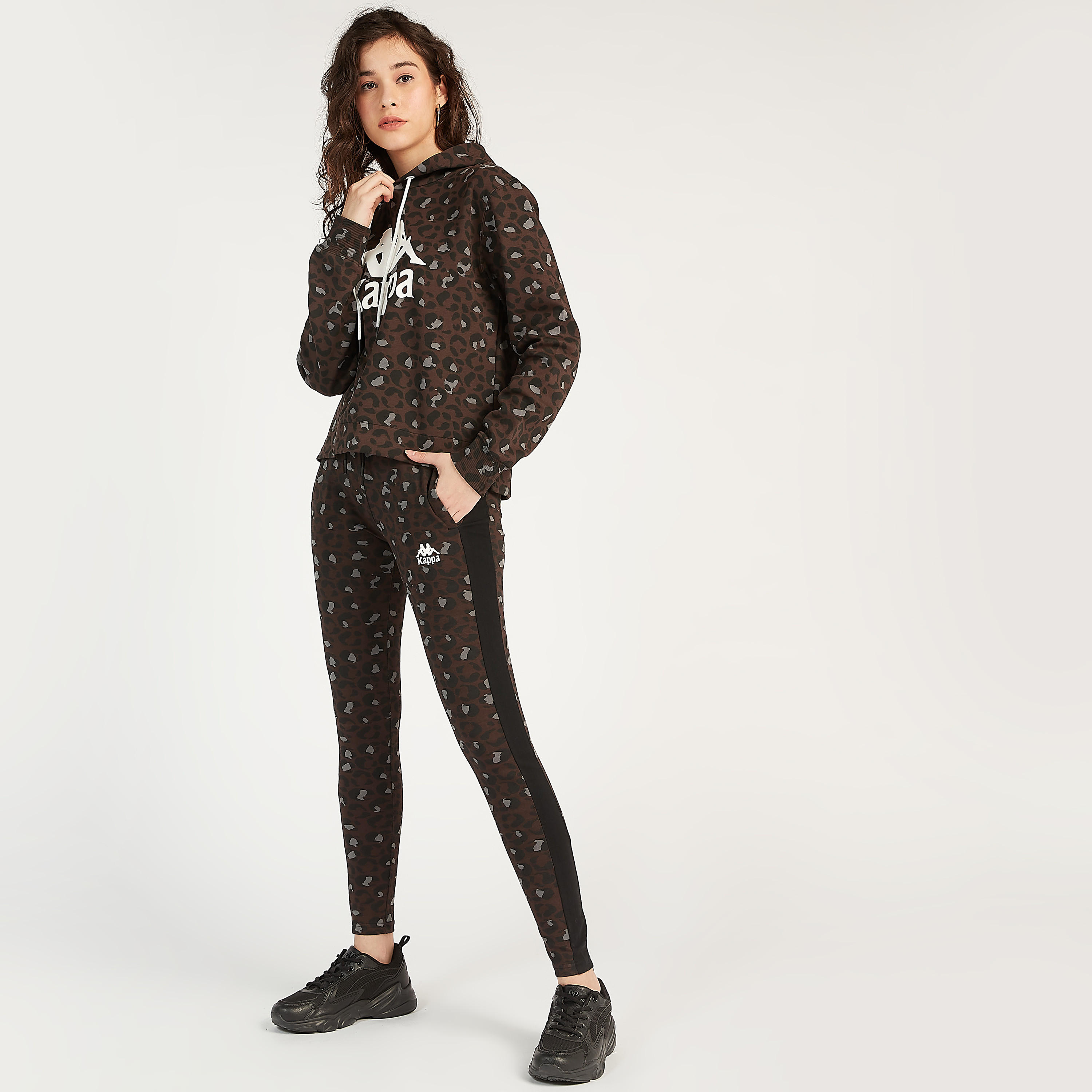 هودي بطبعات حيوانات وأكمام طويلة وتفاصيل شعار من كابا-women-clothing-sportswearandactivewear-hoodiesandsweatshirts-image-2