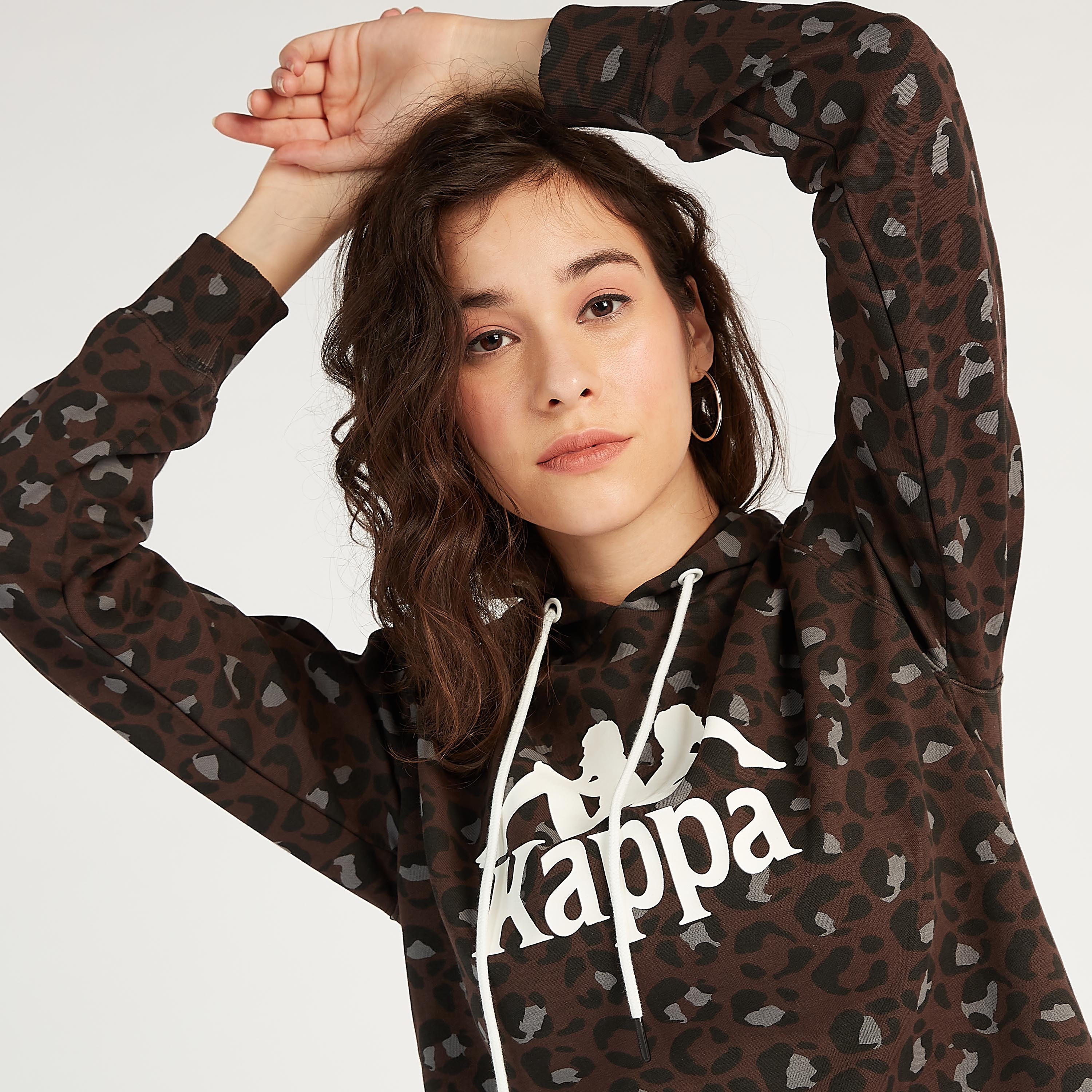 هودي بطبعات حيوانات وأكمام طويلة وتفاصيل شعار من كابا-women-clothing-sportswearandactivewear-hoodiesandsweatshirts-image-3