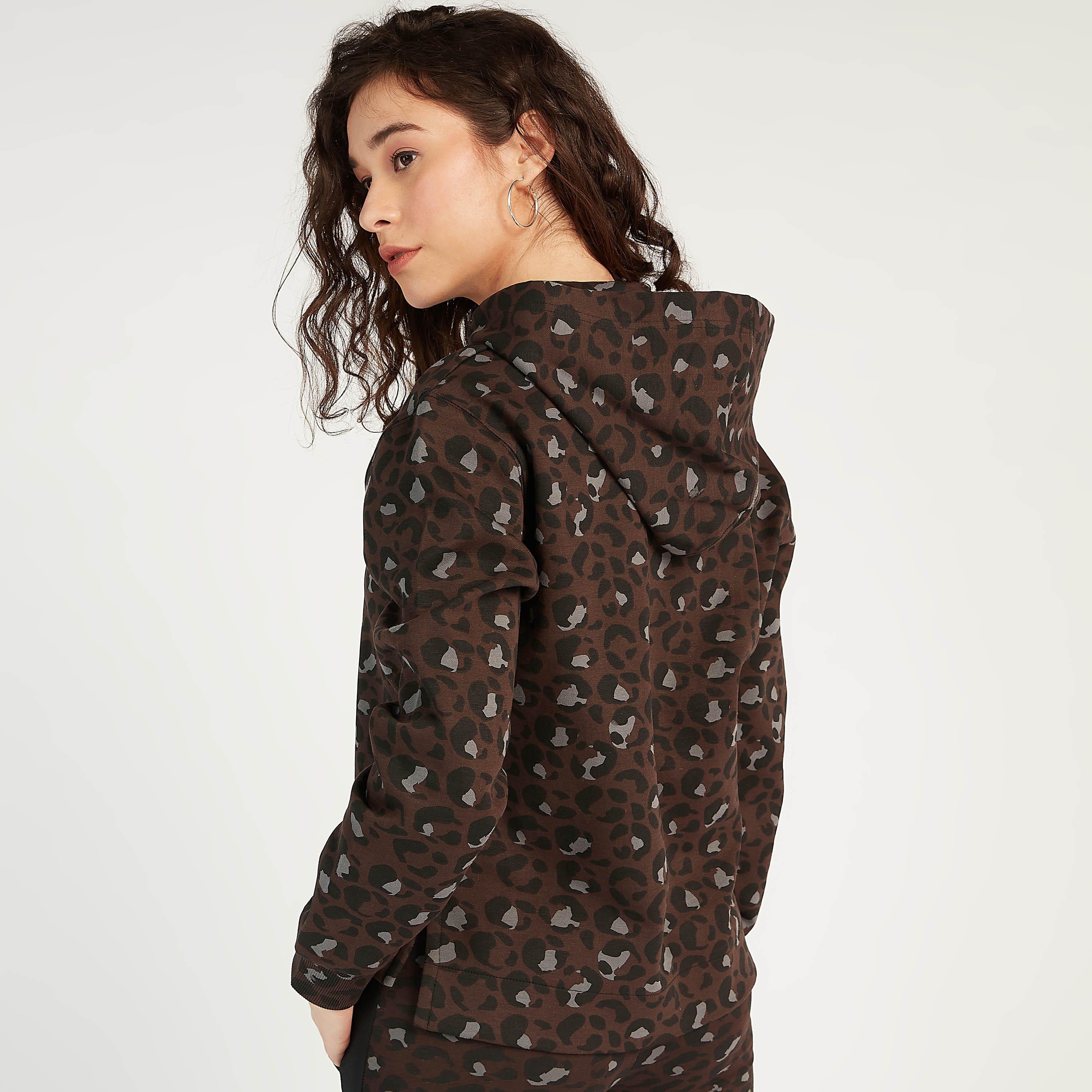هودي بطبعات حيوانات وأكمام طويلة وتفاصيل شعار من كابا-women-clothing-sportswearandactivewear-hoodiesandsweatshirts-image-4