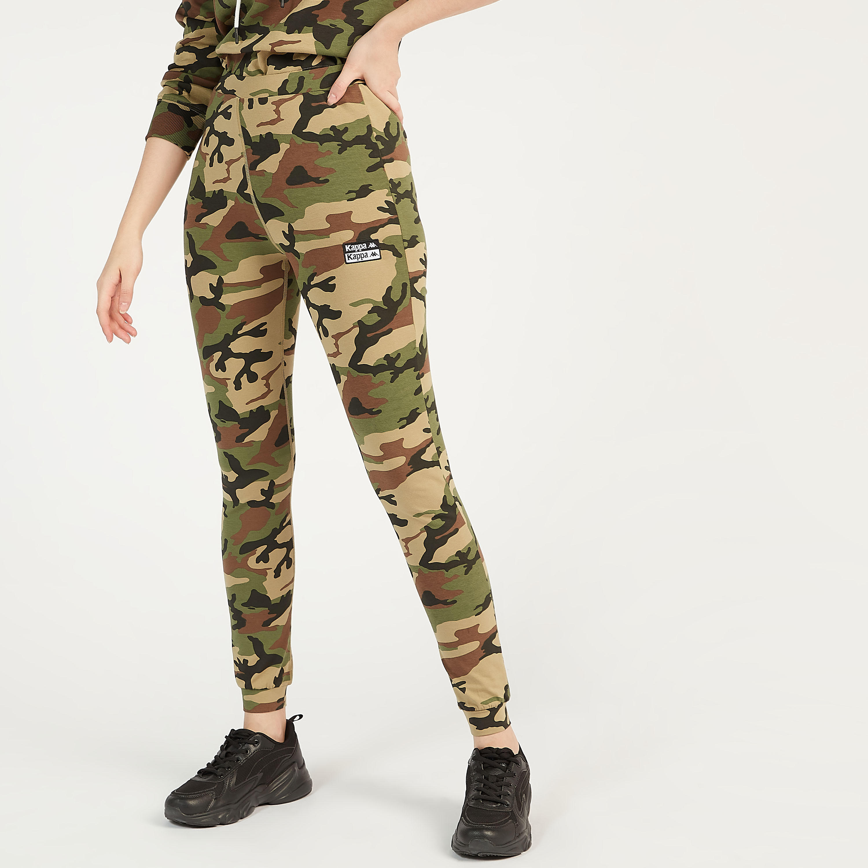 بنطلون رياضي مستدام بطبعات مموّهة وخصر مطّاطي من كابا-women-clothing-bottoms-joggers-image-1
