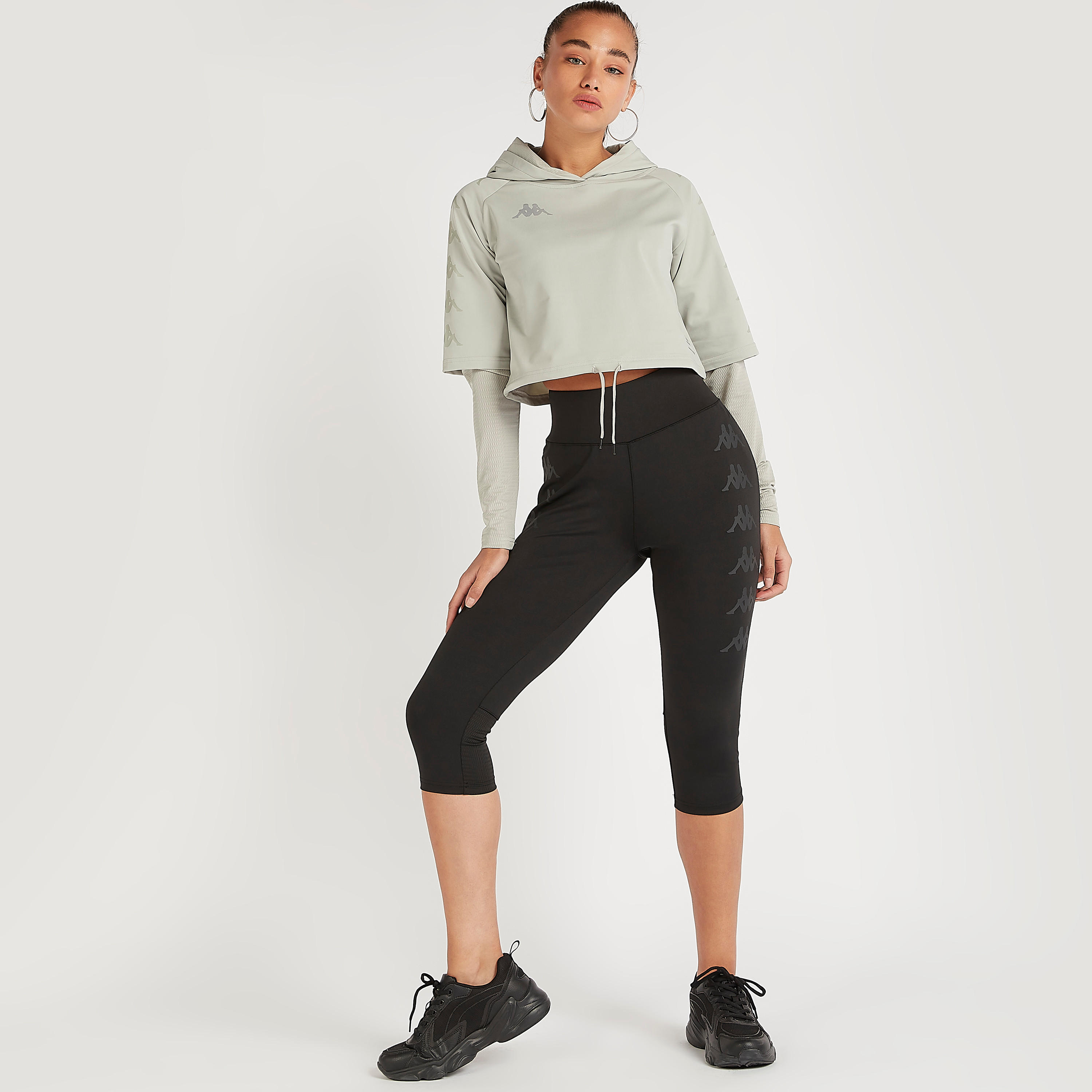 سويت شيرت قصير بقبّعة وأكمام طويلة وطبعات من كابا-women-clothing-sportswearandactivewear-hoodiesandsweatshirts-image-2