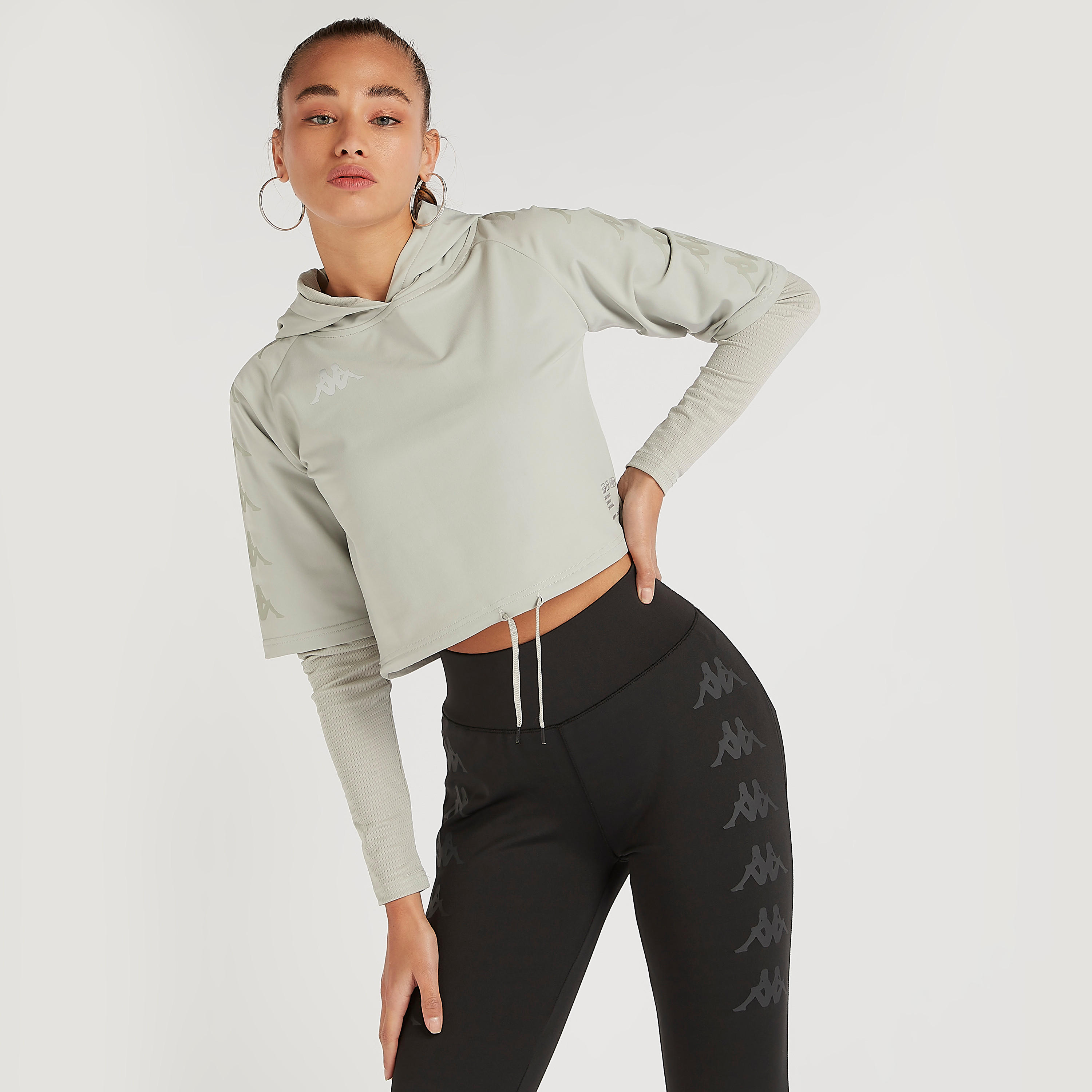 سويت شيرت قصير بقبّعة وأكمام طويلة وطبعات من كابا-women-clothing-sportswearandactivewear-hoodiesandsweatshirts-image-4
