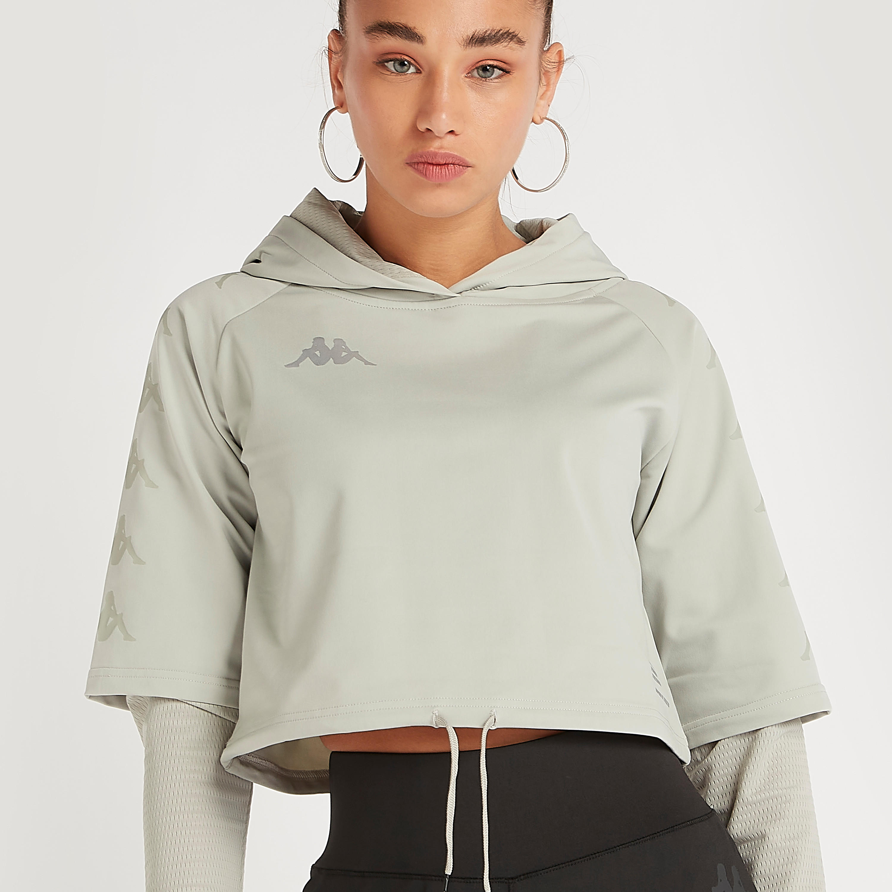 سويت شيرت قصير بقبّعة وأكمام طويلة وطبعات من كابا-women-clothing-sportswearandactivewear-hoodiesandsweatshirts-image-7