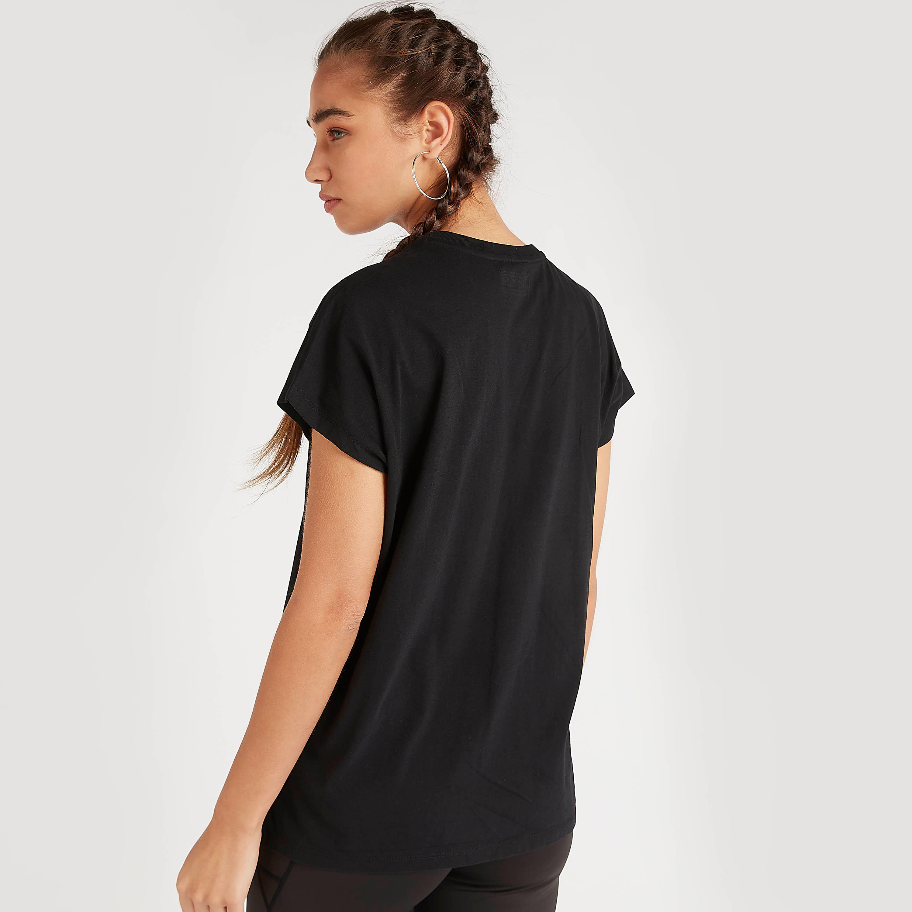 تيشيرت بياقة ضيّقة وأكمام كاب وطبعات من كابا-women-clothing-sportswearandactivewear-tshirtsandvests-image-4