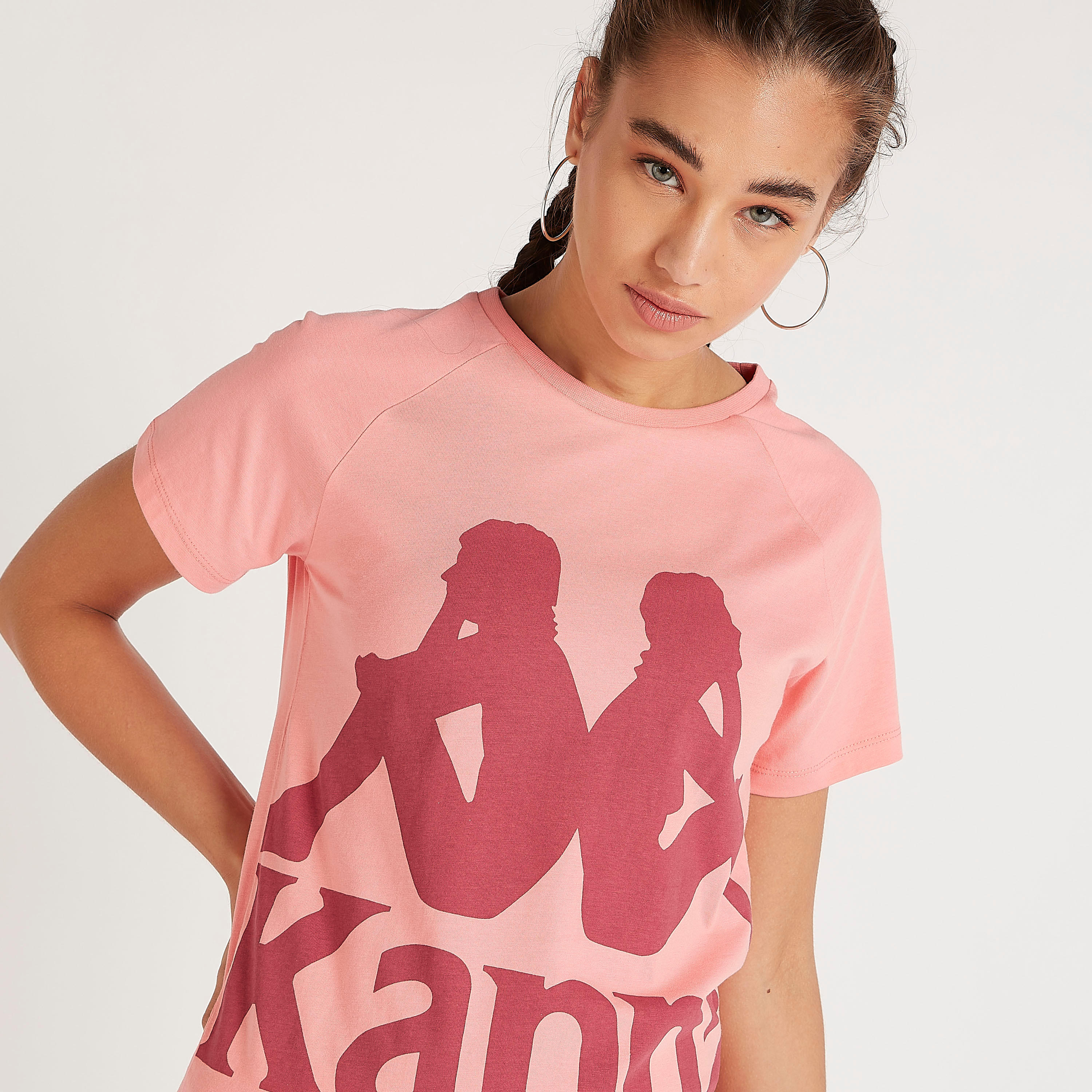 تيشيرت بياقة ضيّقة وأكمام قصيرة وطبعات من كابا-women-clothing-sportswearandactivewear-tshirtsandvests-image-2