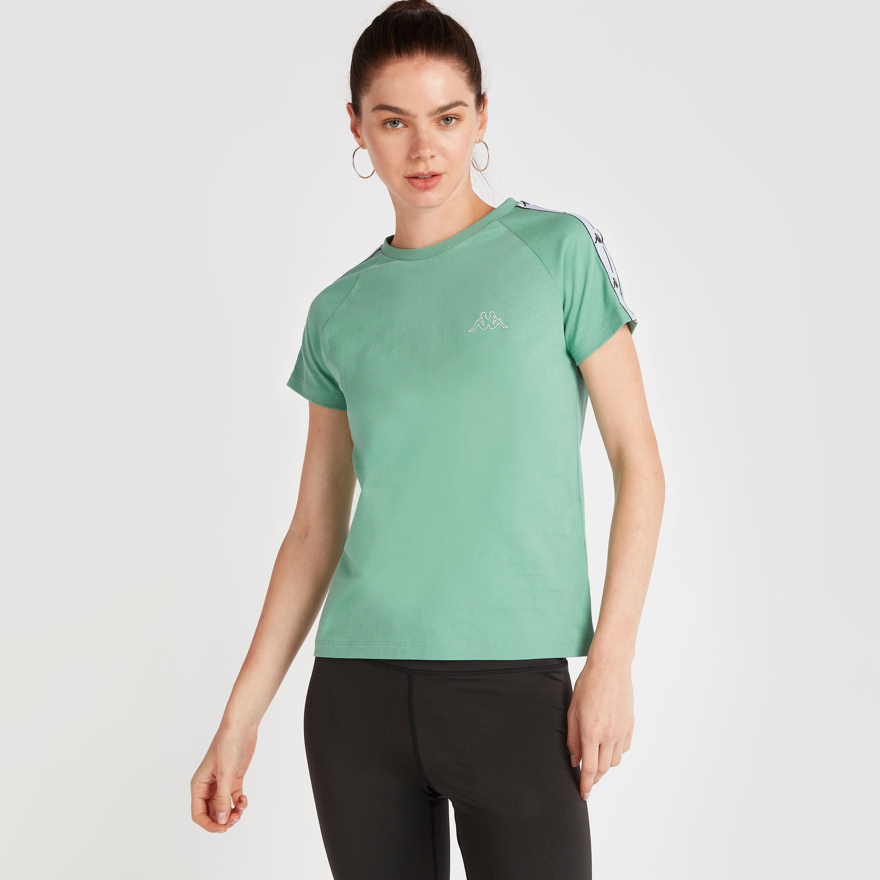 تيشيرت بأكمام قصيرة وتفاصيل شريطة بطبعات من كابا-women-clothing-sportswearandactivewear-tshirtsandvests-image-1
