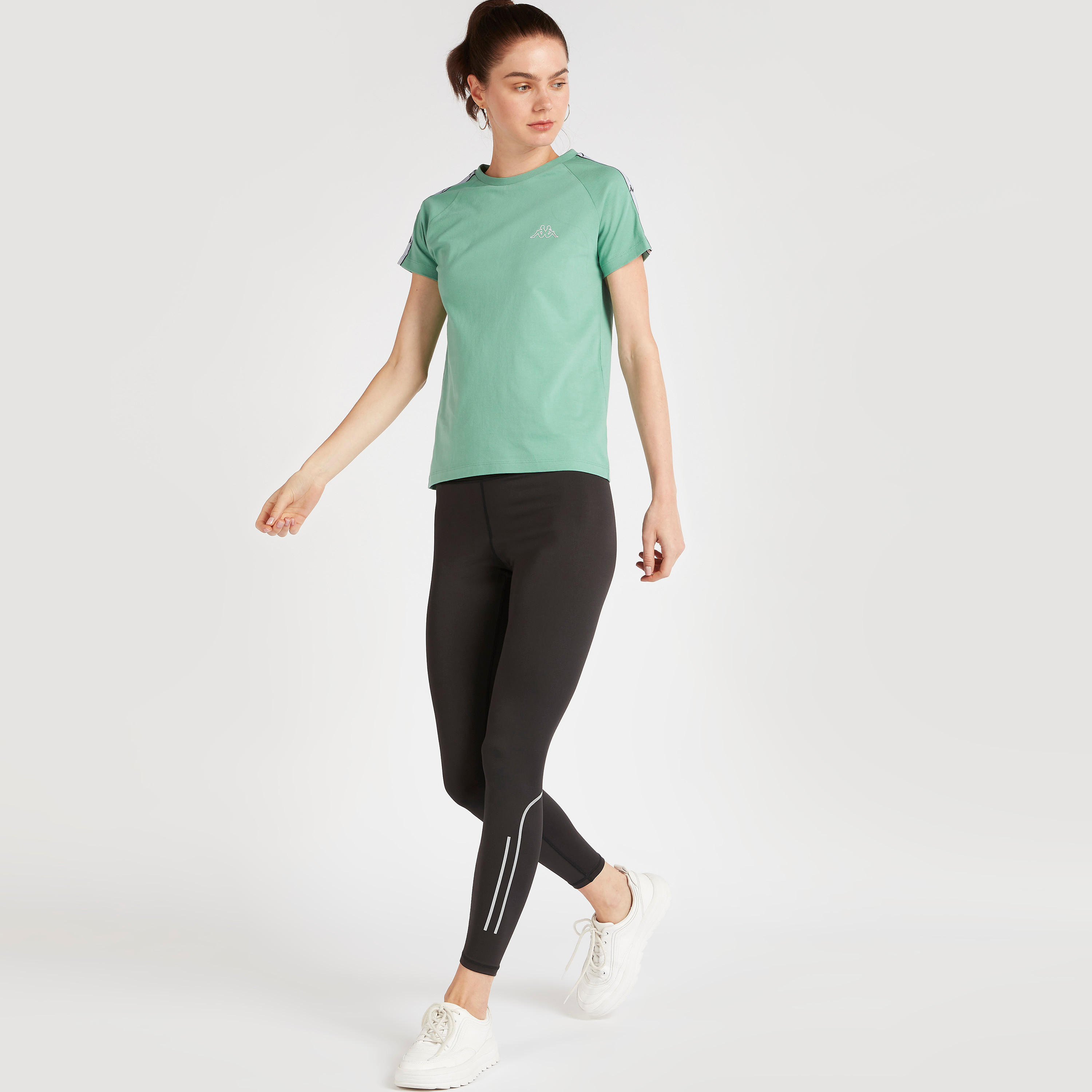 تيشيرت بأكمام قصيرة وتفاصيل شريطة بطبعات من كابا-women-clothing-sportswearandactivewear-tshirtsandvests-image-2