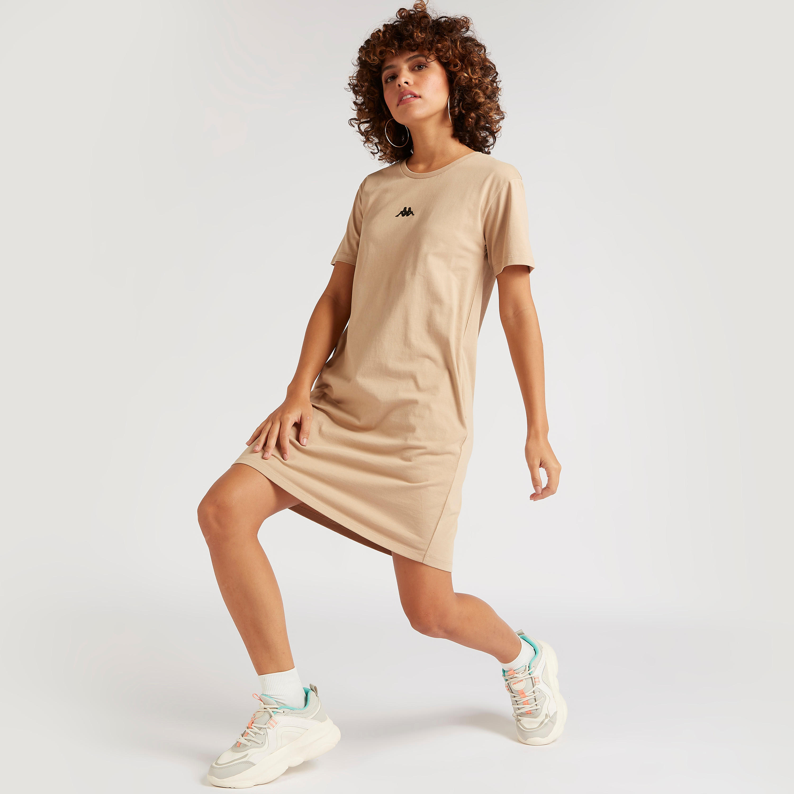 فستان تيشيرت بجيوب وطبعات شعار من كابا-women-clothing-sportswearandactivewear-tshirtsandvests-image-2