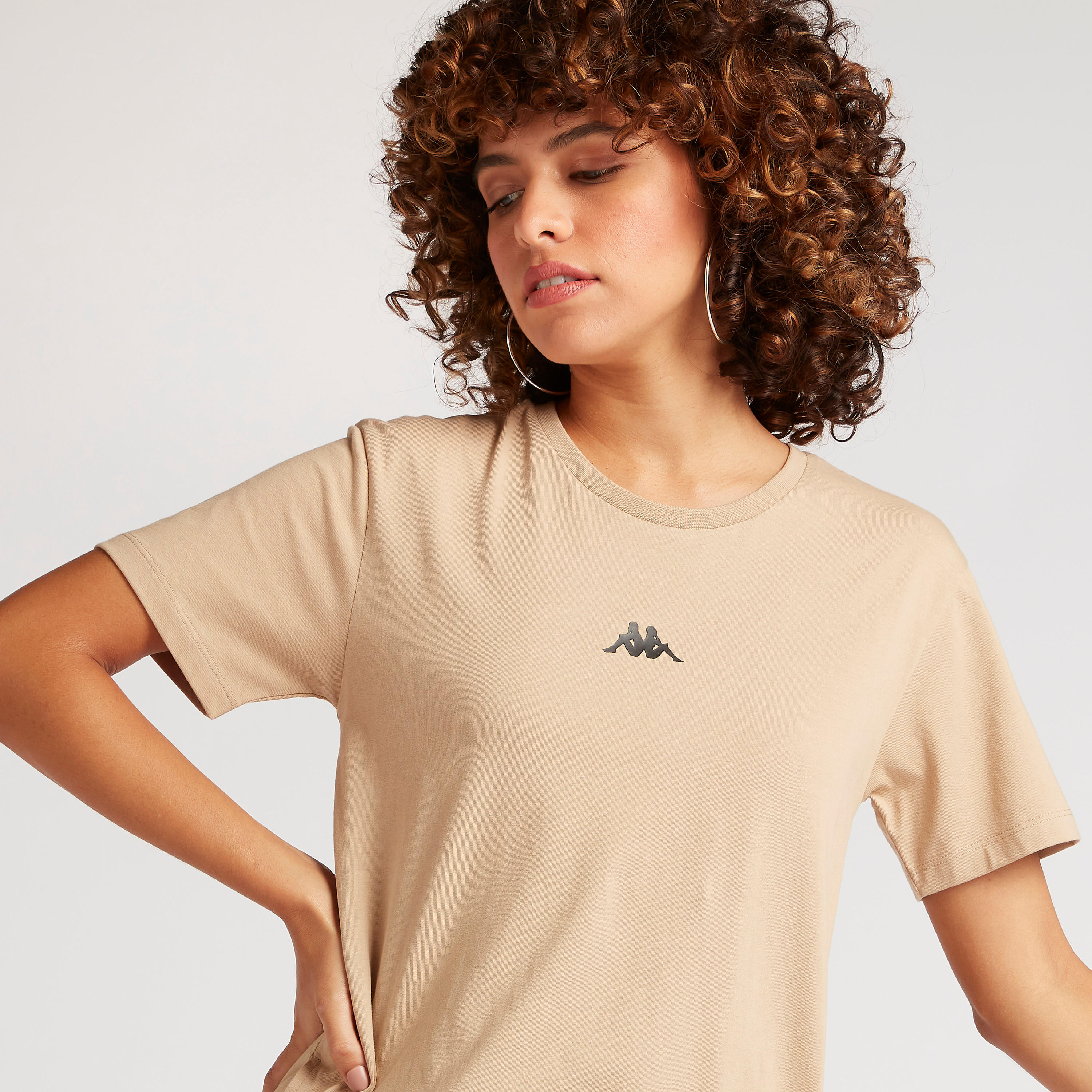 فستان تيشيرت بجيوب وطبعات شعار من كابا-women-clothing-sportswearandactivewear-tshirtsandvests-image-3