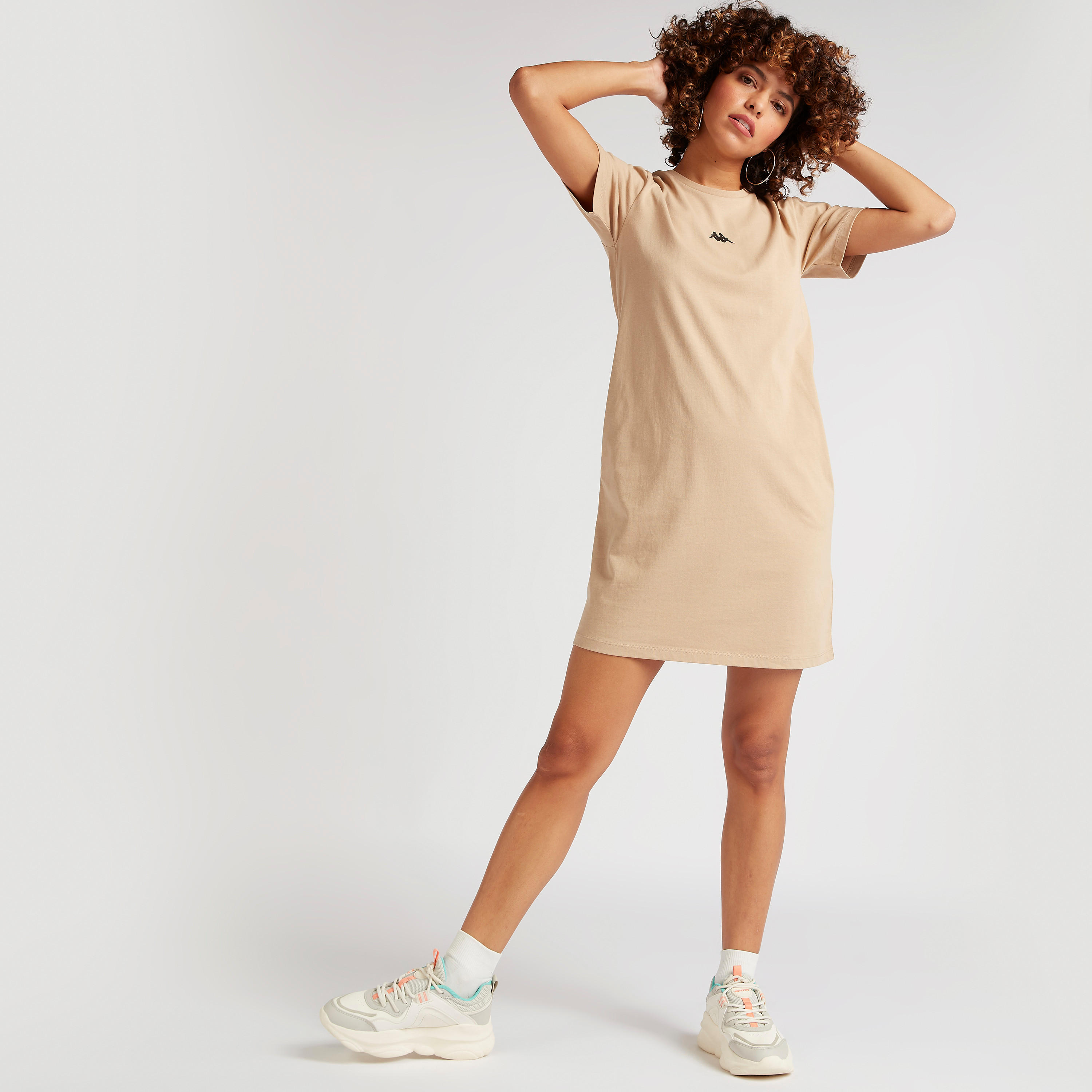 فستان تيشيرت بجيوب وطبعات شعار من كابا-women-clothing-sportswearandactivewear-tshirtsandvests-image-5