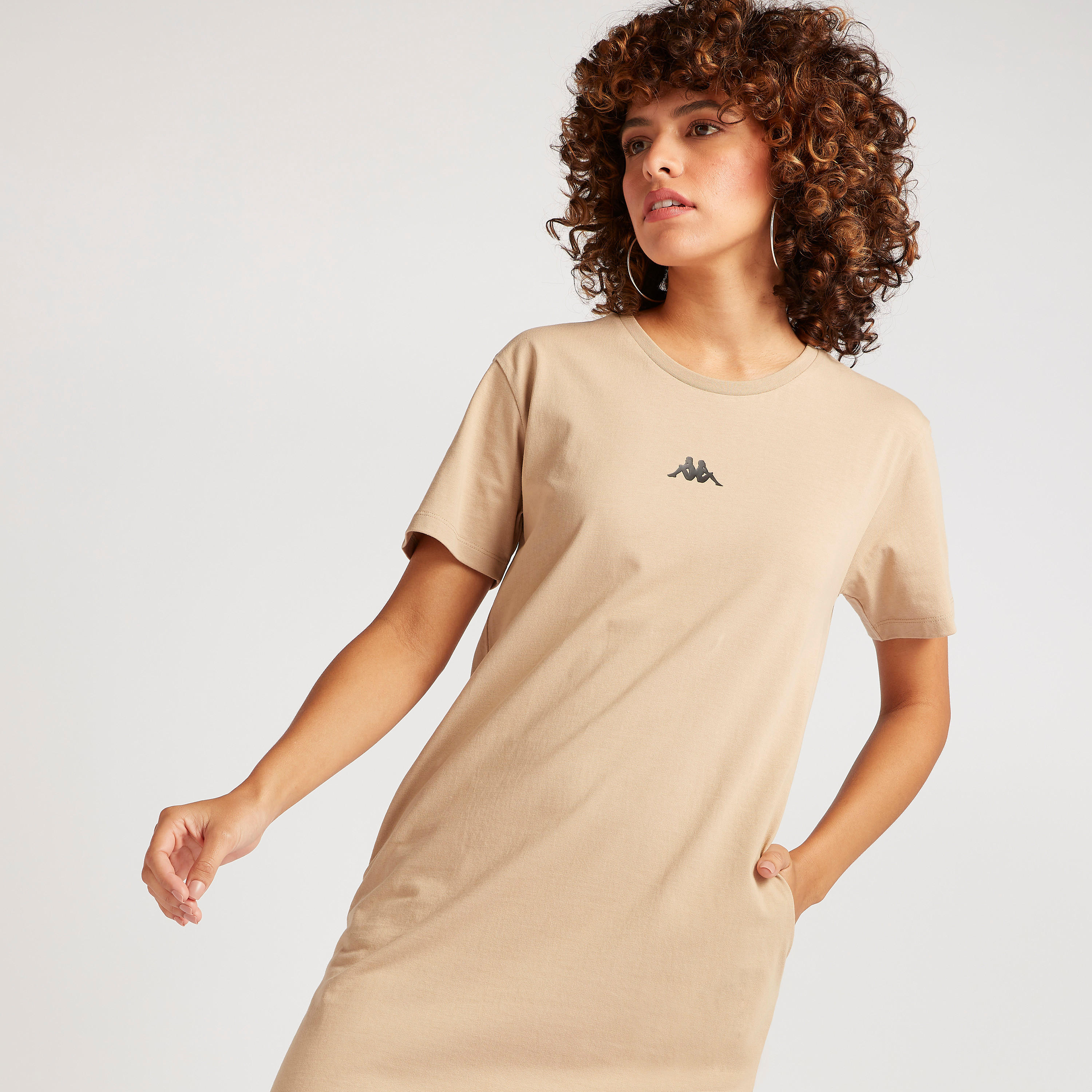 فستان تيشيرت بجيوب وطبعات شعار من كابا-women-clothing-sportswearandactivewear-tshirtsandvests-image-6