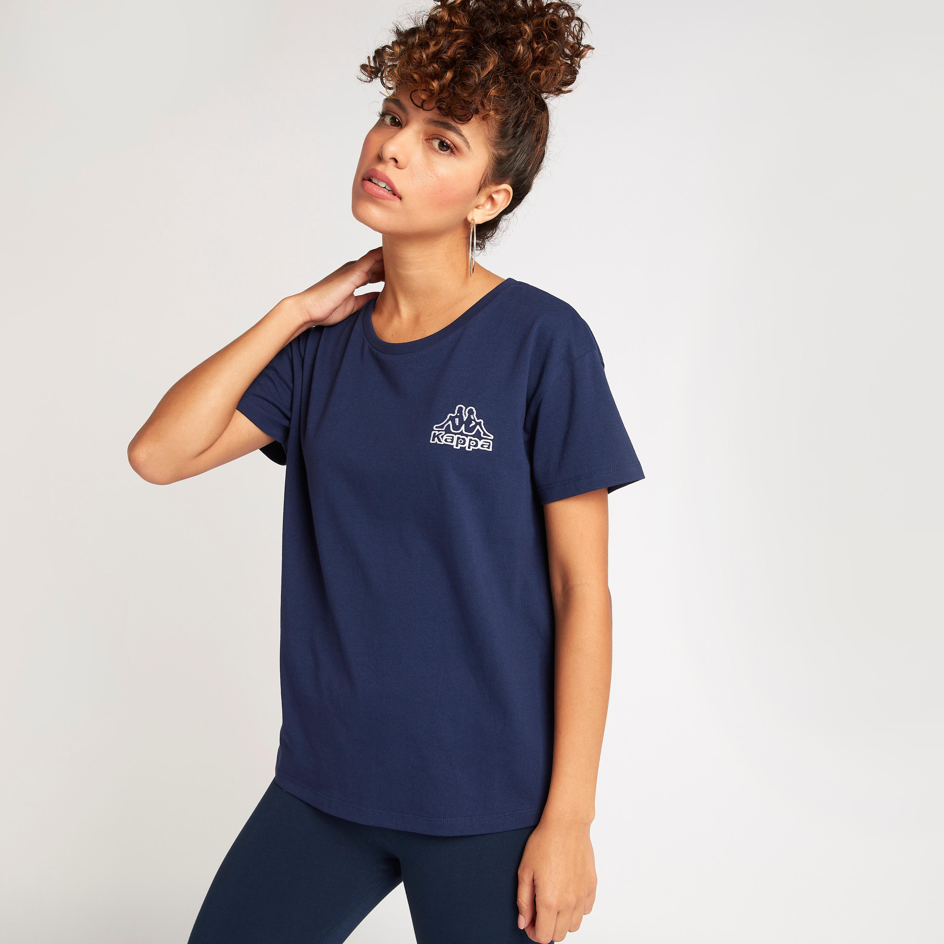 تيشيرت بأكمام كاب وطبعات شعار من كابا-women-clothing-tshirts-image-5