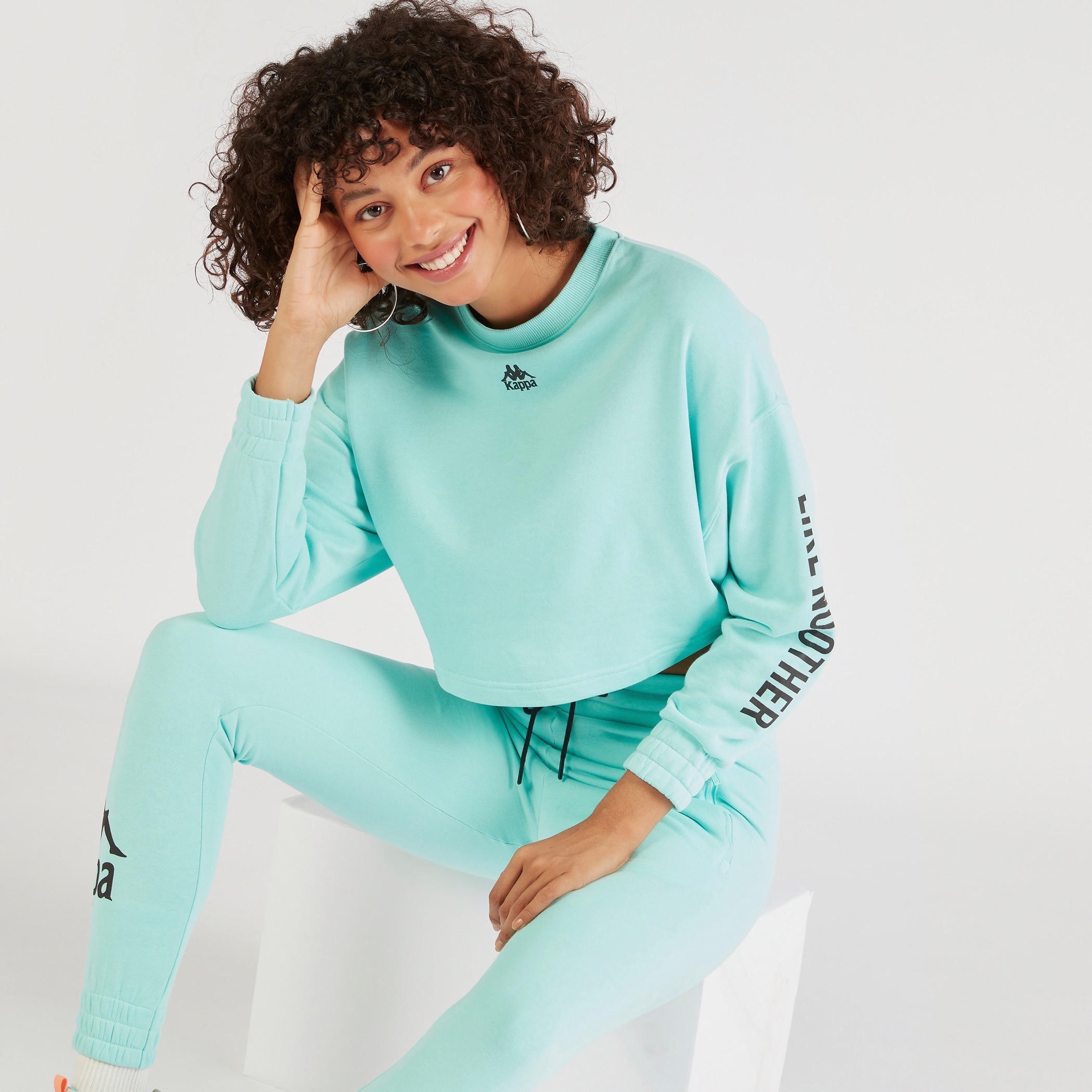سويت شيرت قصير بأكمام طويلة وطبعات من كابا-women-clothing-sportswearandactivewear-hoodiesandsweatshirts-image-1