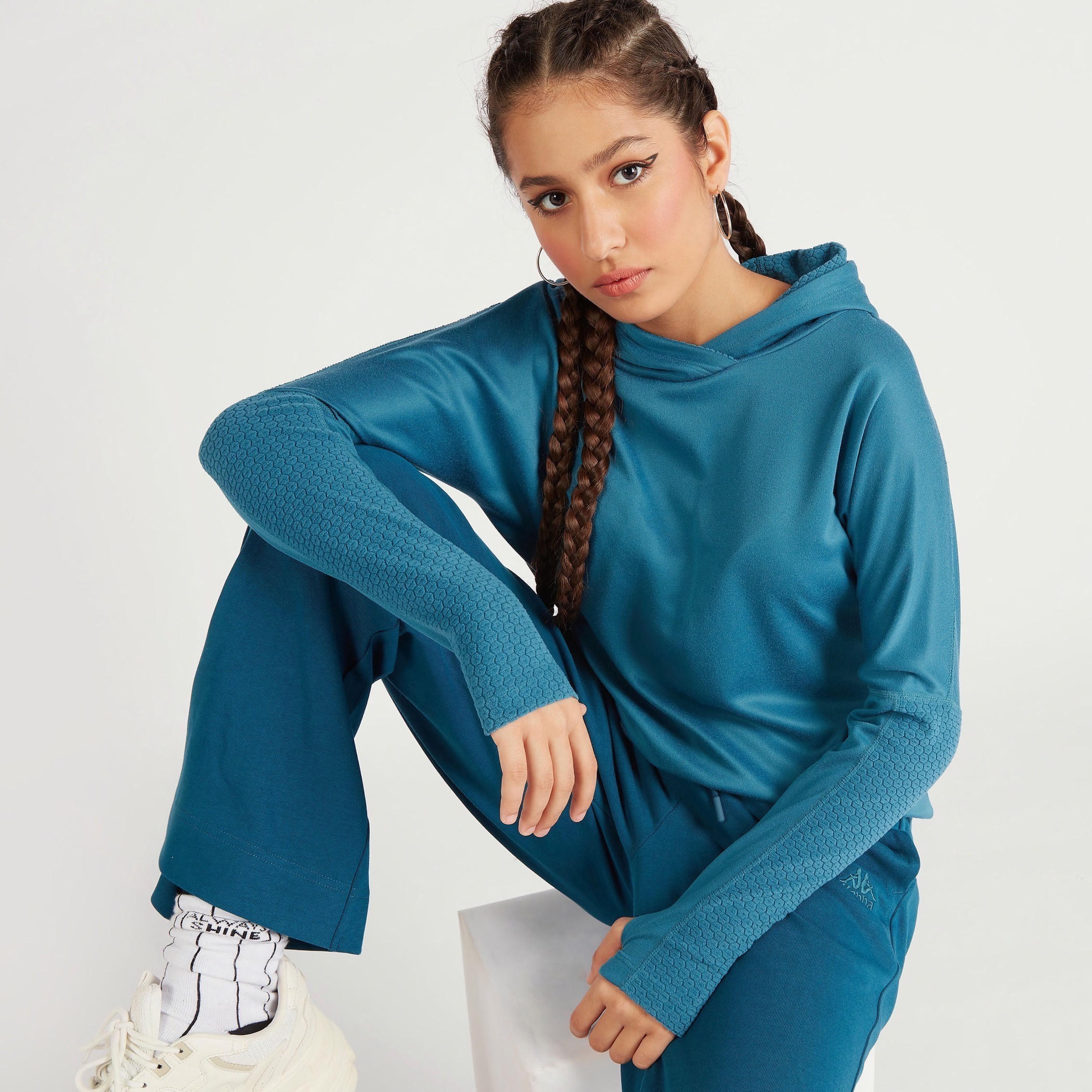 سويت شيرت سادة بقبعة وأكمام طويلة من كابا-women-clothing-sportswearandactivewear-hoodiesandsweatshirts-image-1