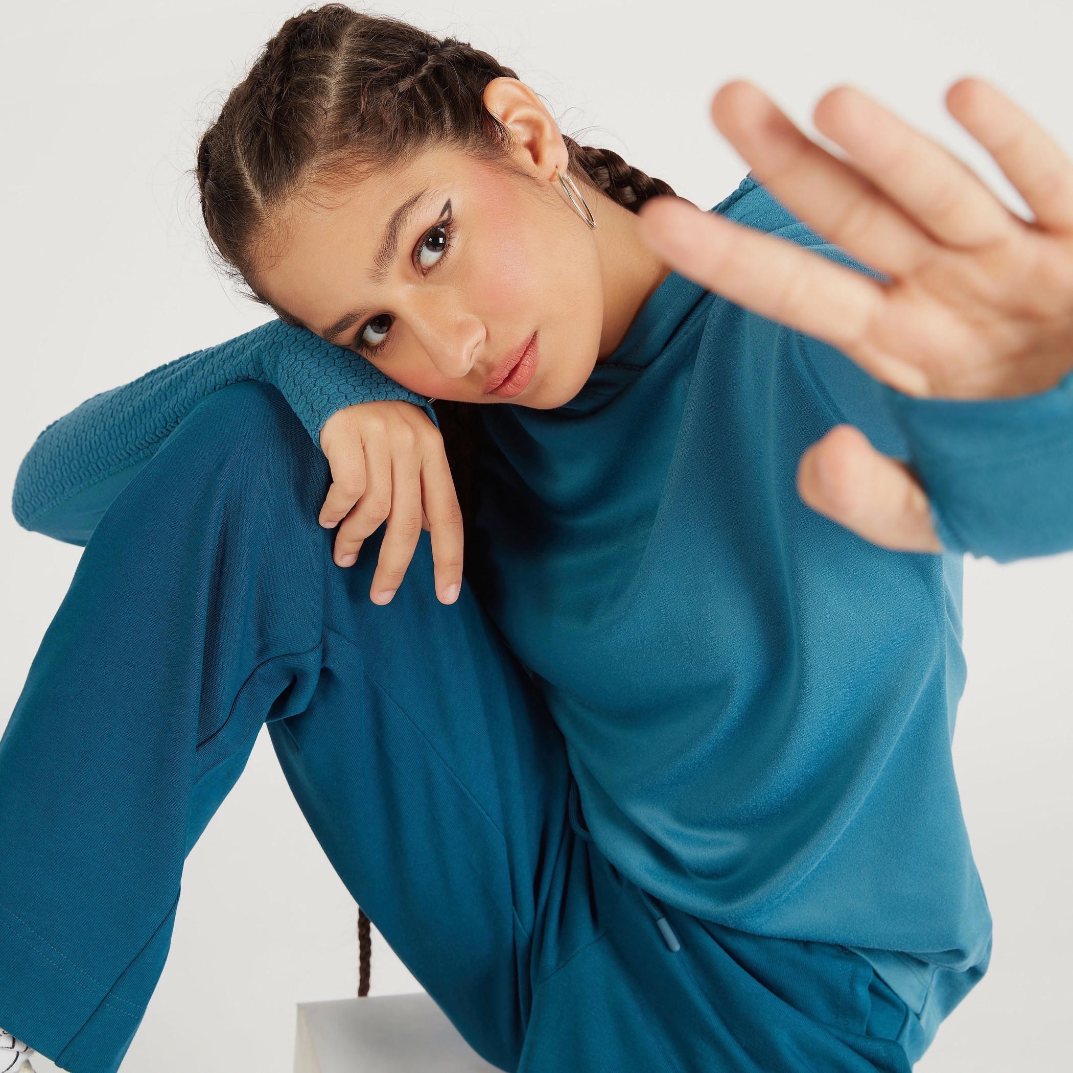 سويت شيرت سادة بقبعة وأكمام طويلة من كابا-women-clothing-sportswearandactivewear-hoodiesandsweatshirts-image-6