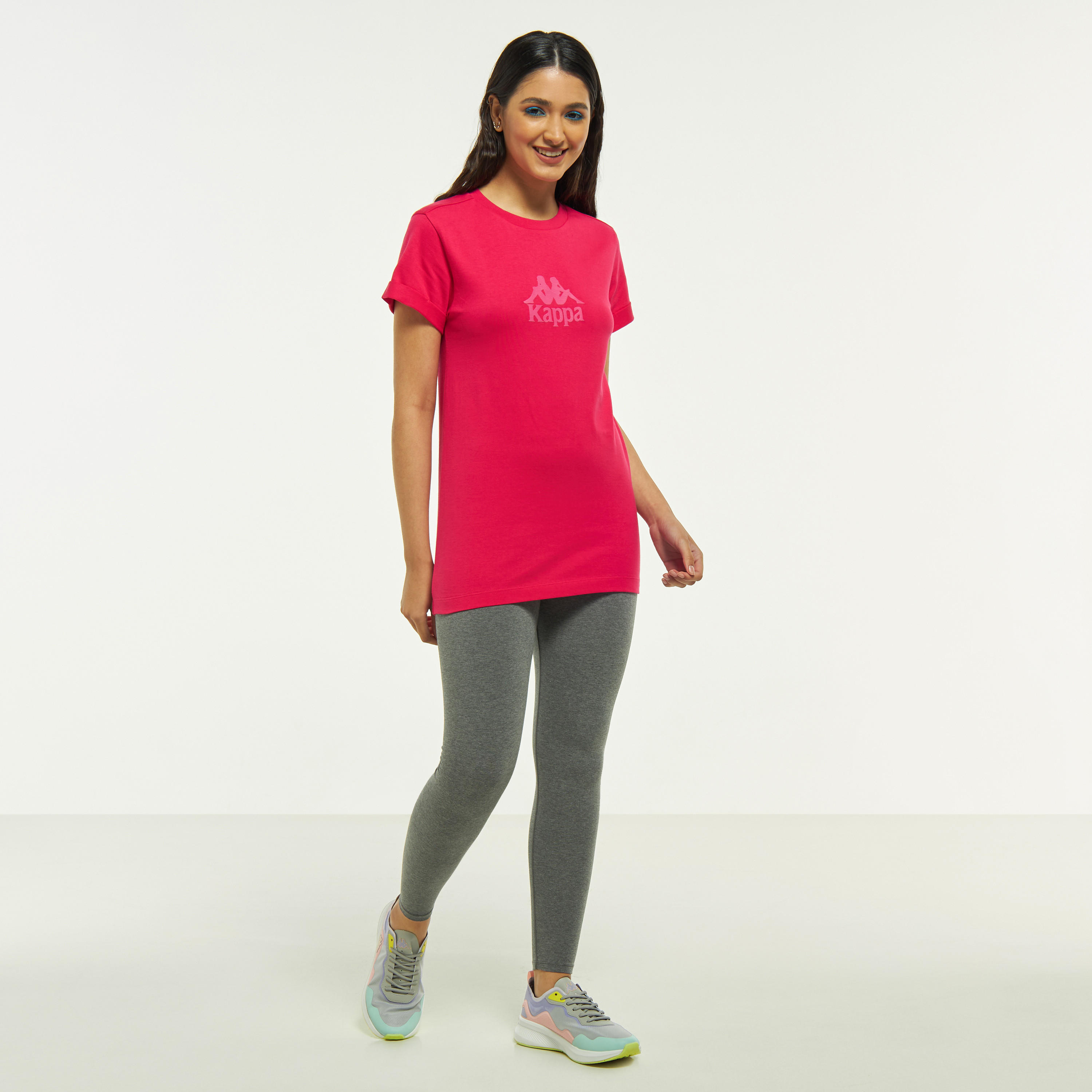 تيشيرت بأكمام قصيرة وطبعات شعار من كابا-women-clothing-tshirts-image-6