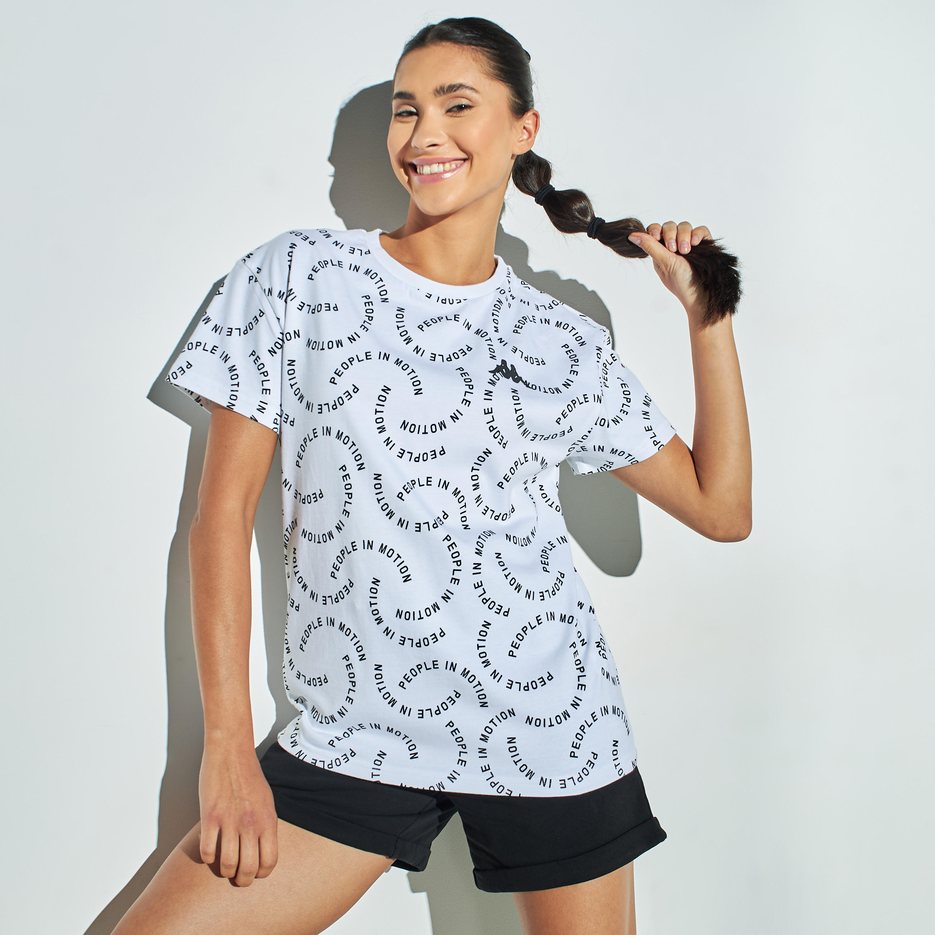 تيشيرت مستدام بياقة ضيّقة وأكمام قصيرة وطبعات من كابا-women-clothing-tshirts-image-1