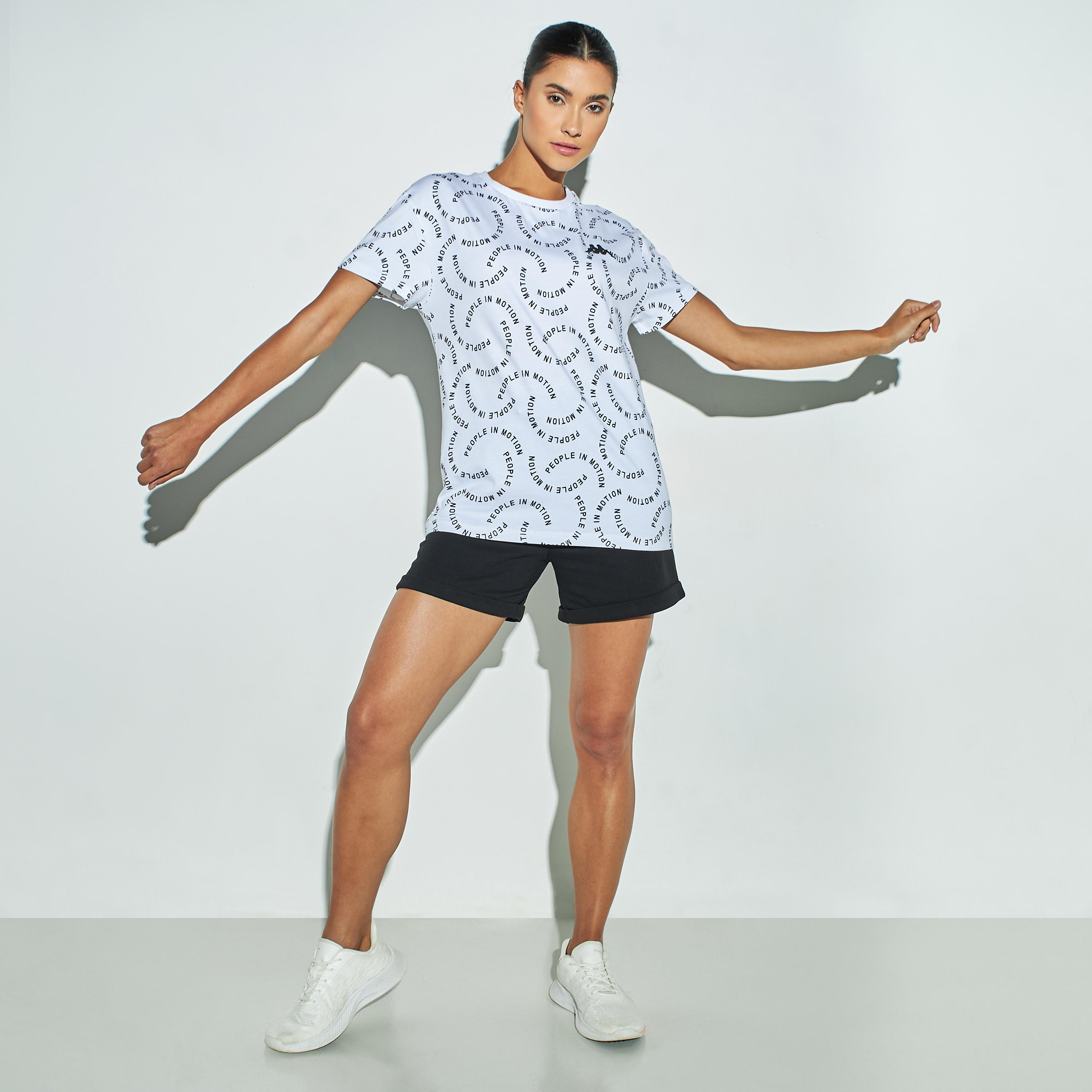 تيشيرت مستدام بياقة ضيّقة وأكمام قصيرة وطبعات من كابا-women-clothing-tshirts-image-2