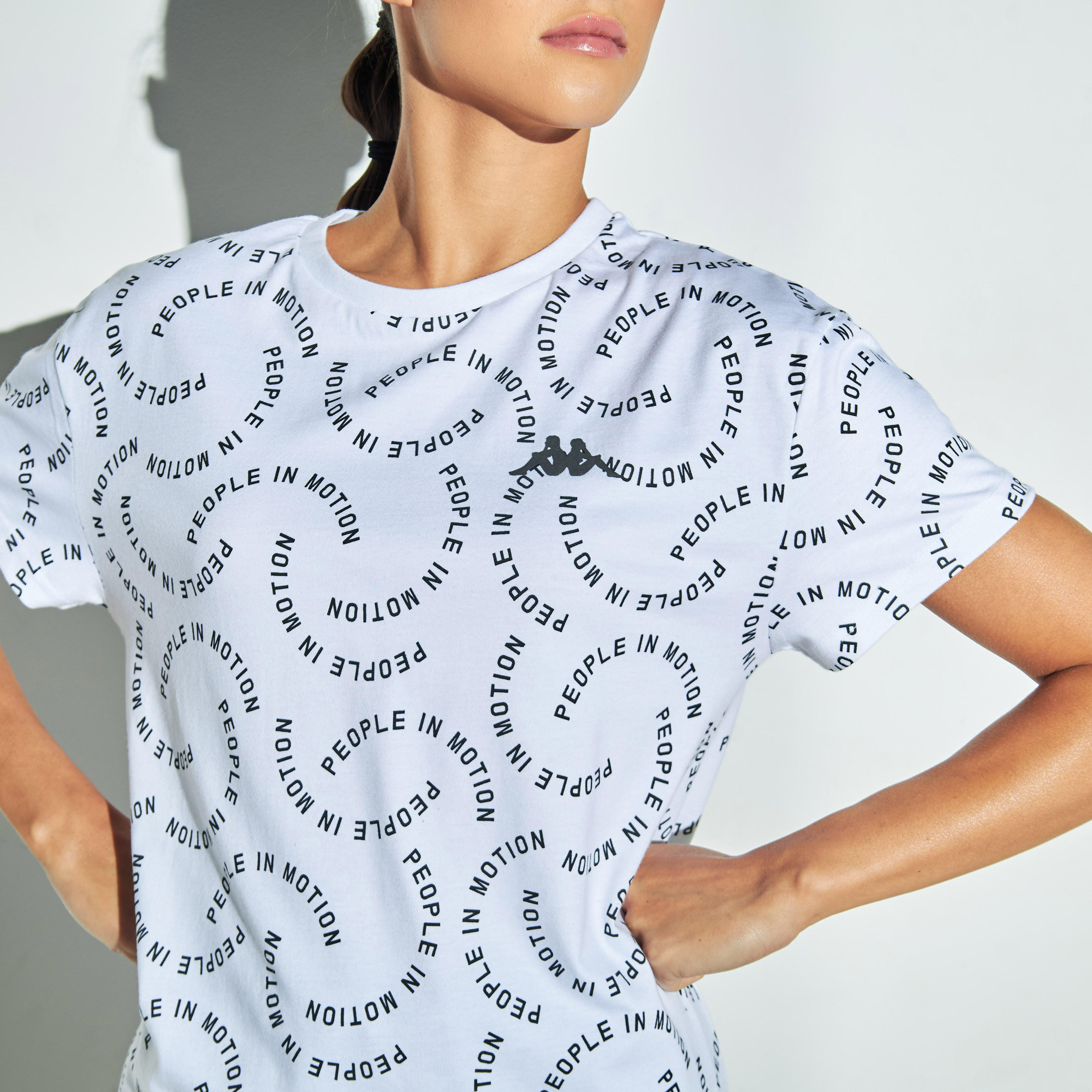 تيشيرت مستدام بياقة ضيّقة وأكمام قصيرة وطبعات من كابا-women-clothing-tshirts-image-3