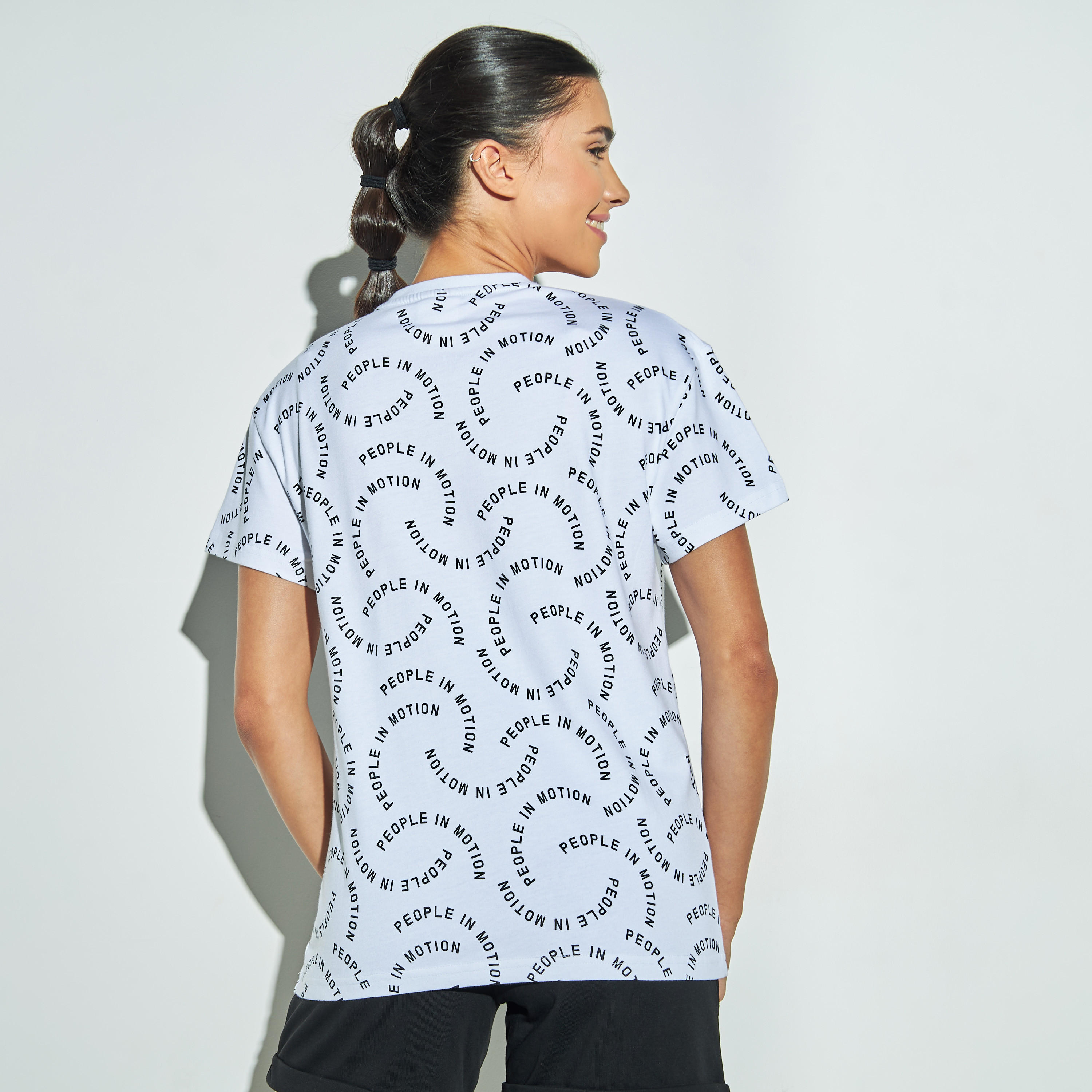 تيشيرت مستدام بياقة ضيّقة وأكمام قصيرة وطبعات من كابا-women-clothing-tshirts-image-4