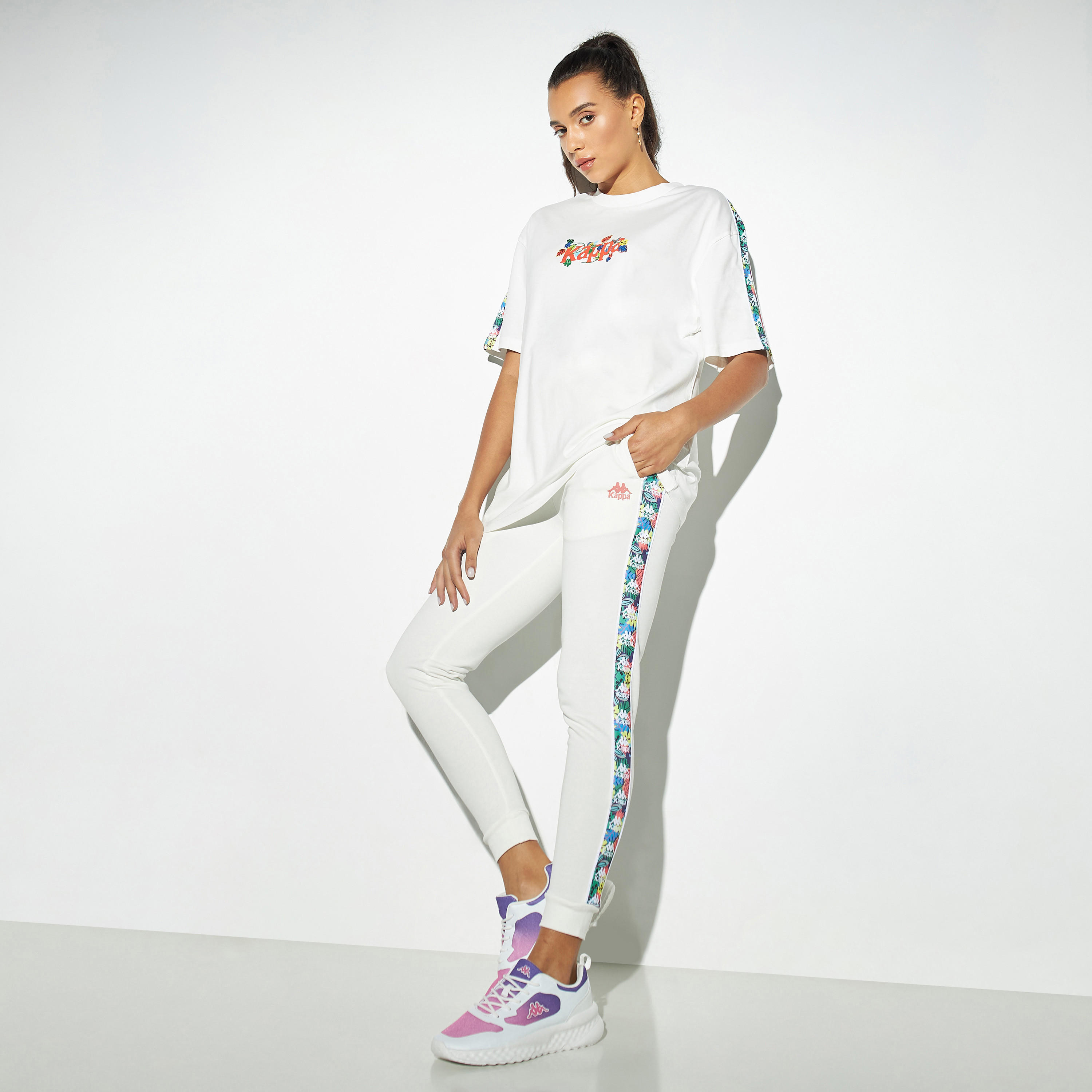 بنطلون رياضي برباط إغلاق وجيوب وتفاصيل شريط من كابا-women-clothing-bottoms-joggers-image-2