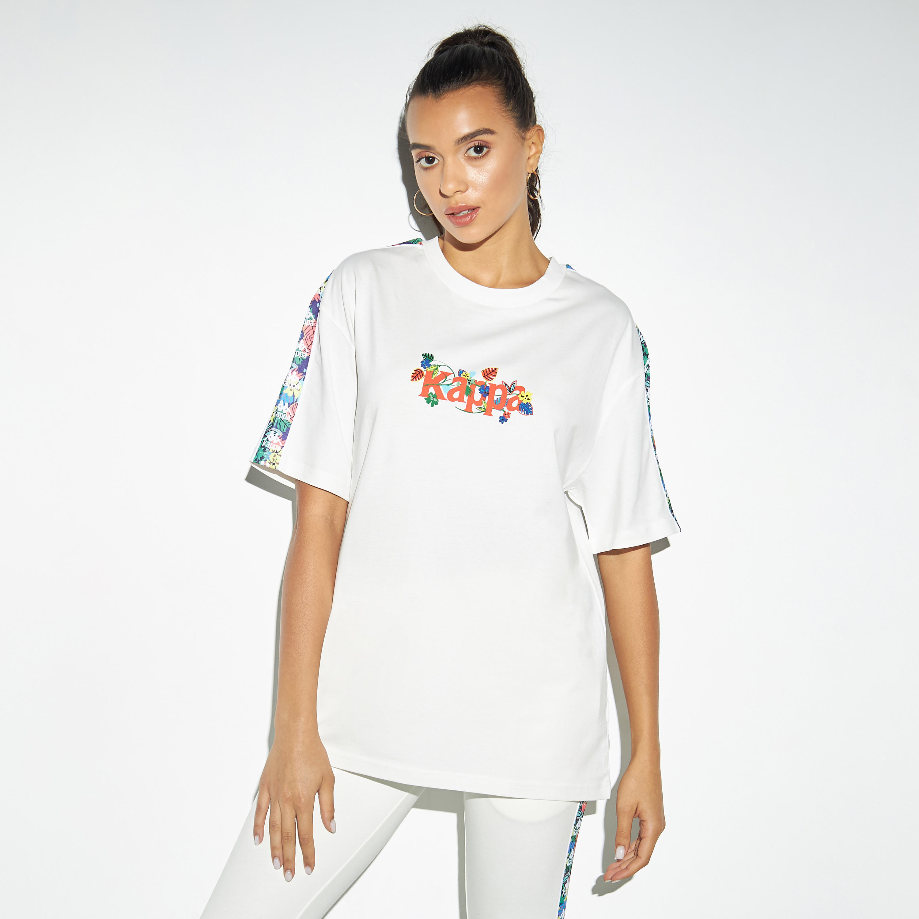 تيشيرت بأكمام قصيرة وتفاصيل شريط وطبعات من كابا-women-clothing-sportswearandactivewear-tshirtsandvests-image-1
