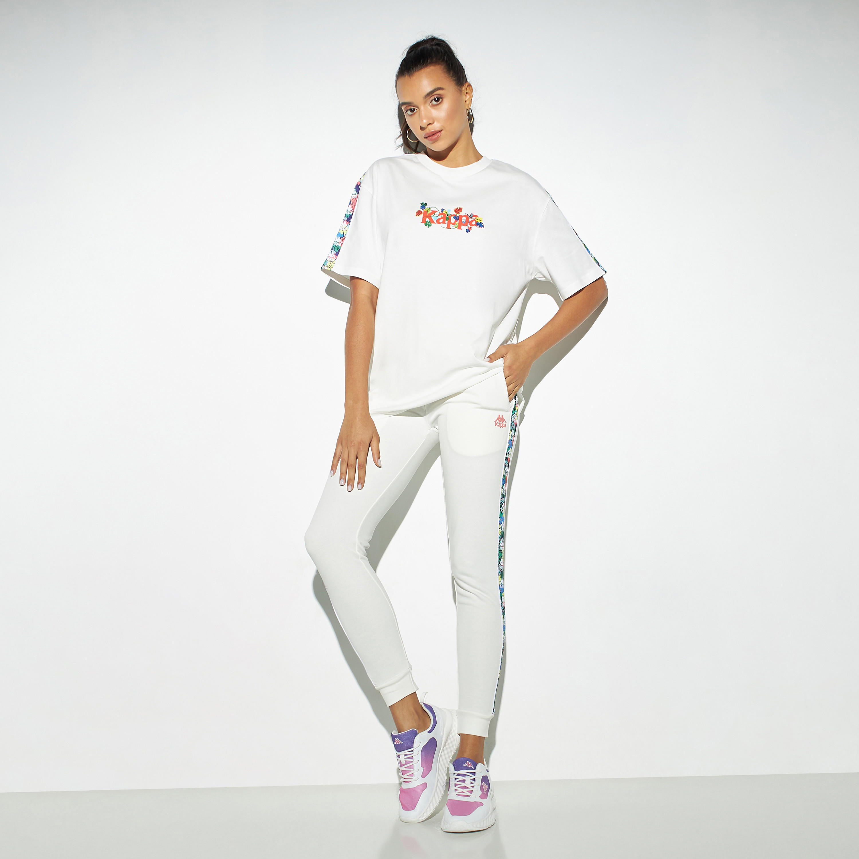 تيشيرت بأكمام قصيرة وتفاصيل شريط وطبعات من كابا-women-clothing-sportswearandactivewear-tshirtsandvests-image-2