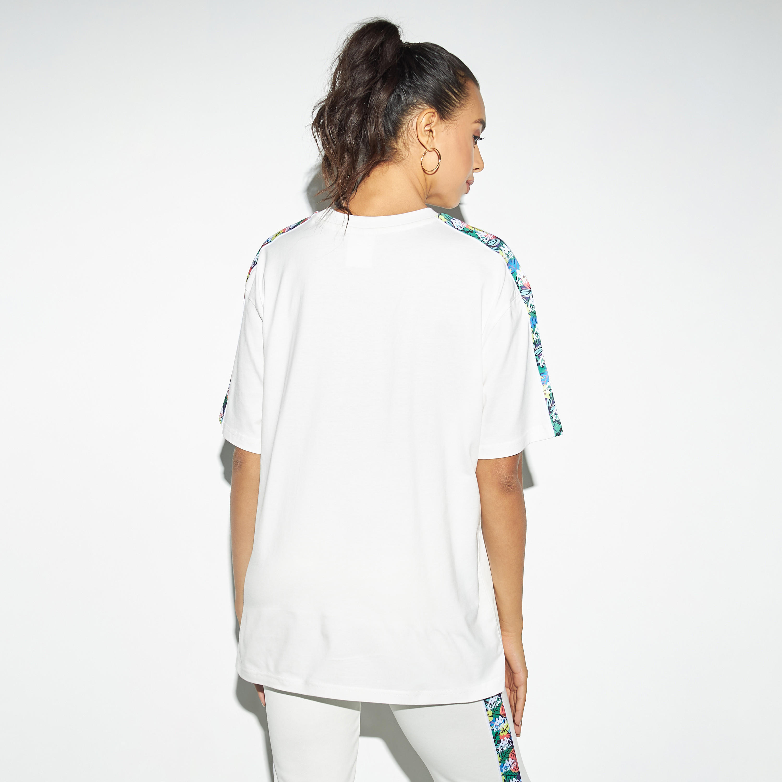 تيشيرت بأكمام قصيرة وتفاصيل شريط وطبعات من كابا-women-clothing-sportswearandactivewear-tshirtsandvests-image-3