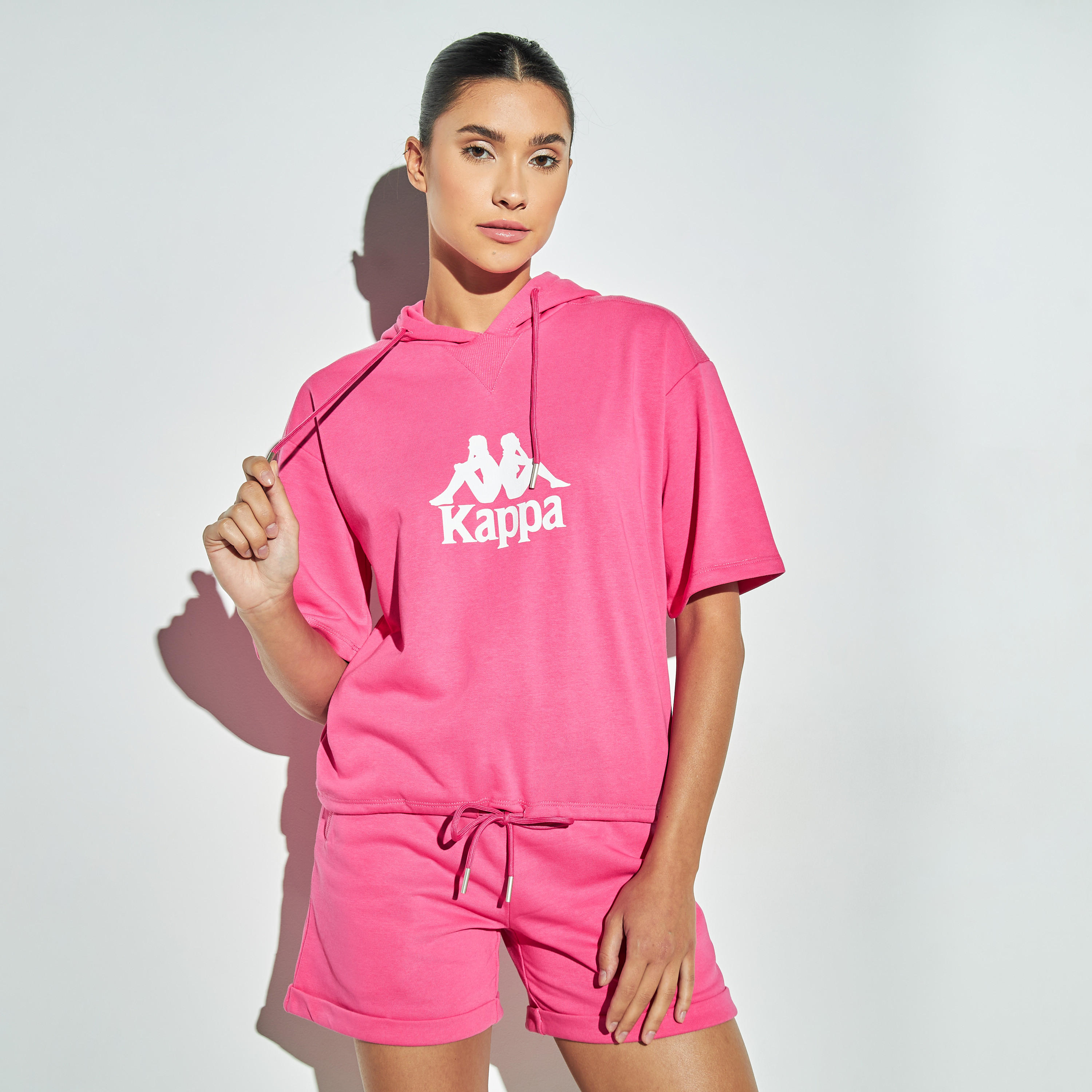 هودي بأكمام قصيرة ورباط إغلاق وطبعات من كابا-women-clothing-sportswearandactivewear-hoodiesandsweatshirts-image-1