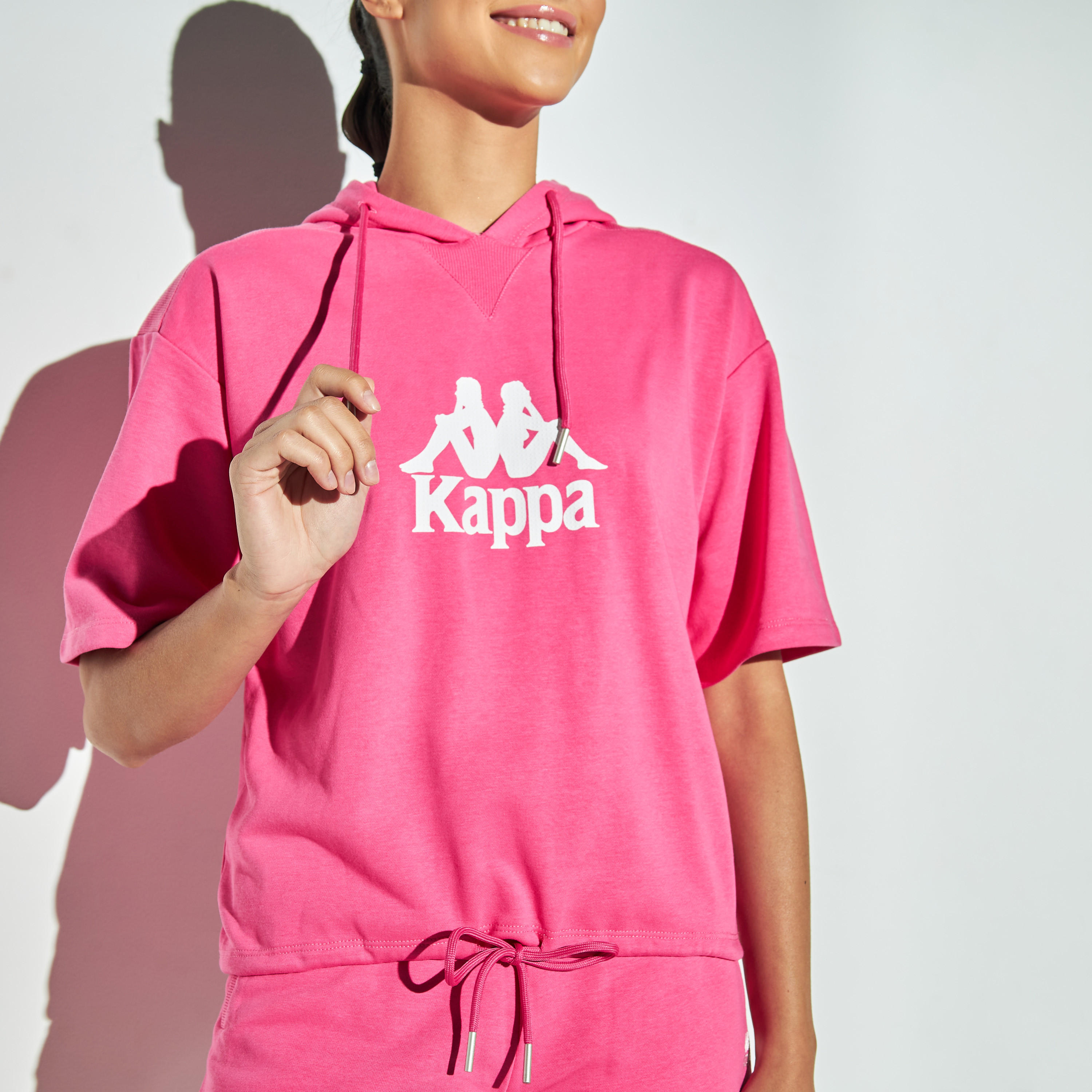 هودي بأكمام قصيرة ورباط إغلاق وطبعات من كابا-women-clothing-sportswearandactivewear-hoodiesandsweatshirts-image-3