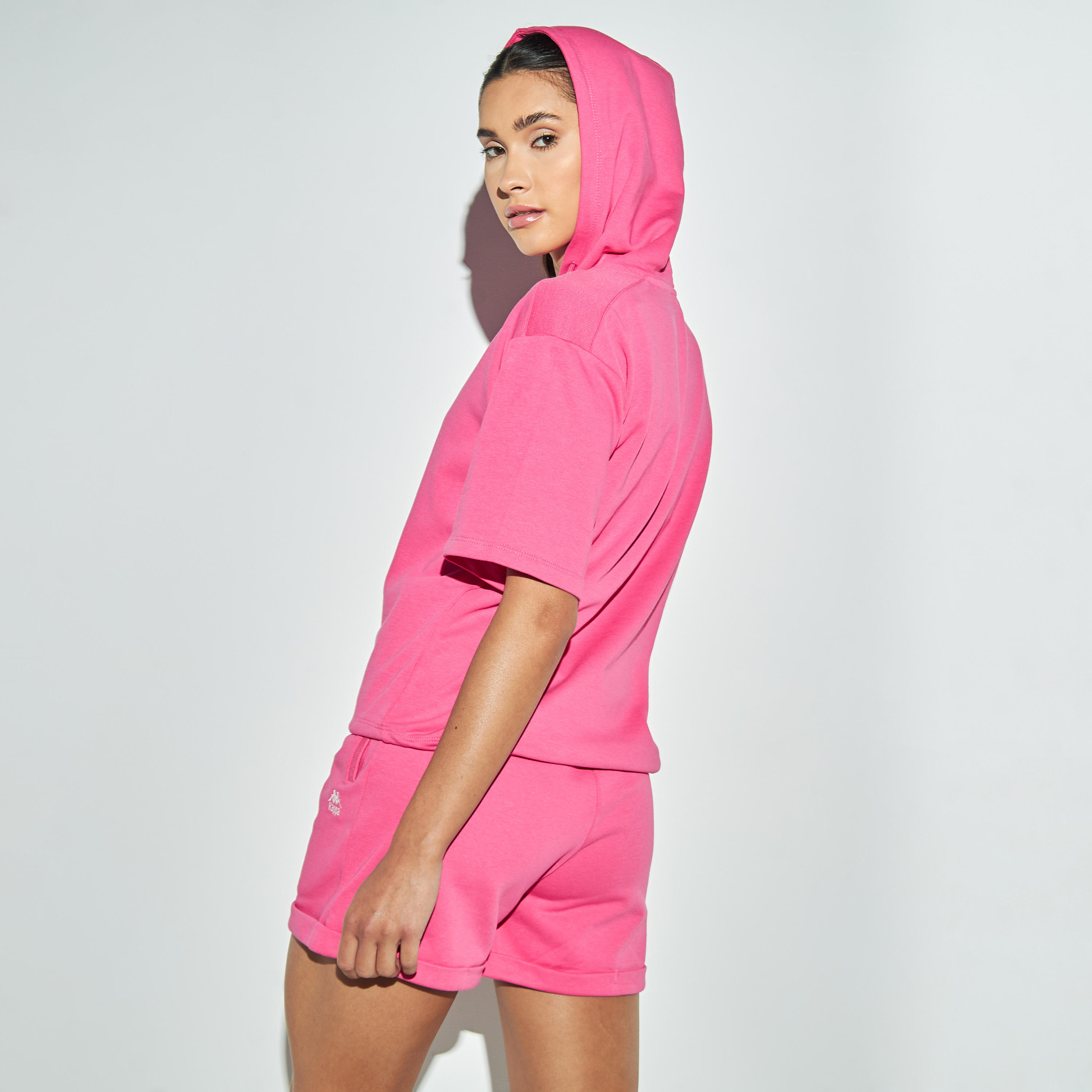 هودي بأكمام قصيرة ورباط إغلاق وطبعات من كابا-women-clothing-sportswearandactivewear-hoodiesandsweatshirts-image-4