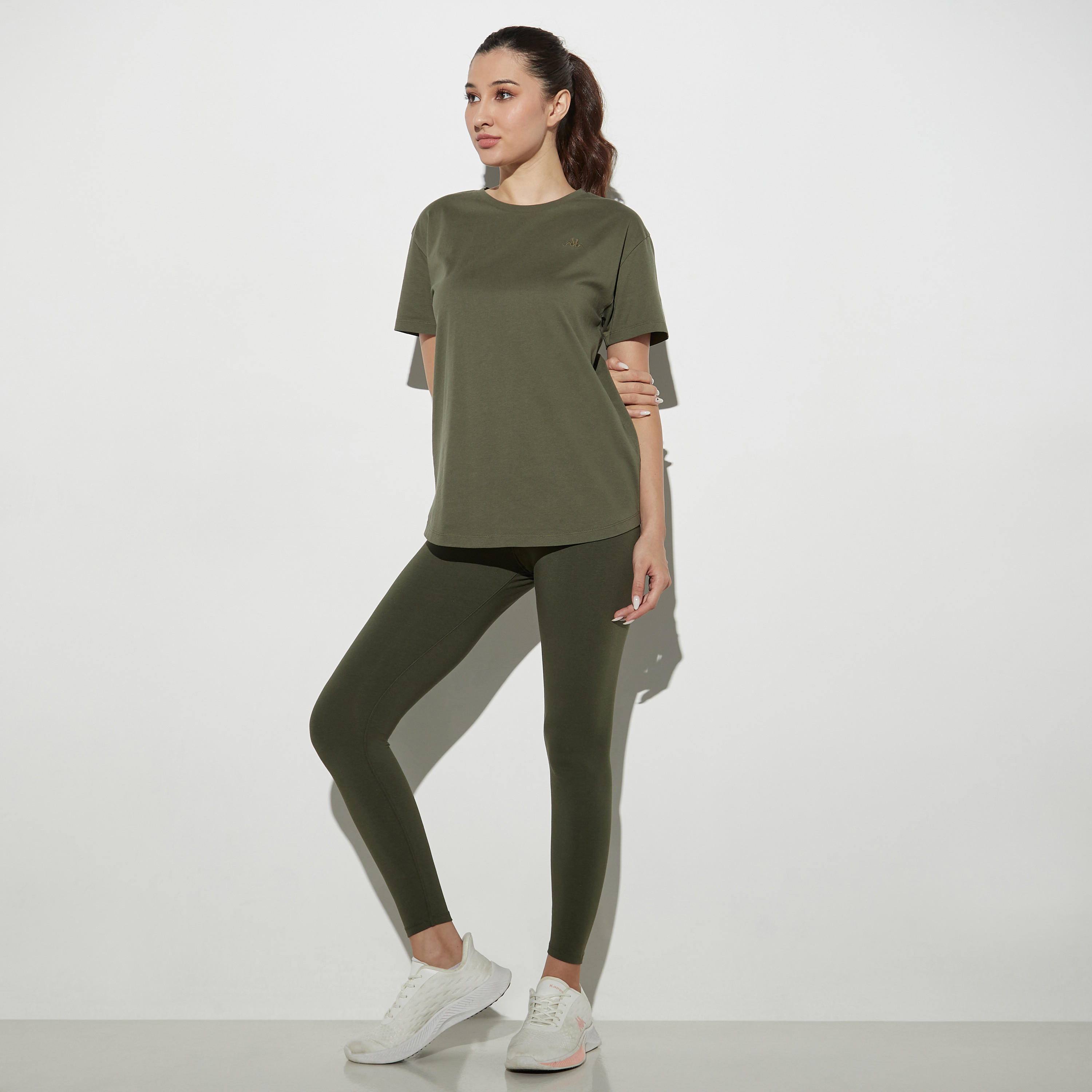 تيشيرت بياقة ضيقة وأكمام كاب من كابا-women-clothing-sportswearandactivewear-tshirtsandvests-image-2