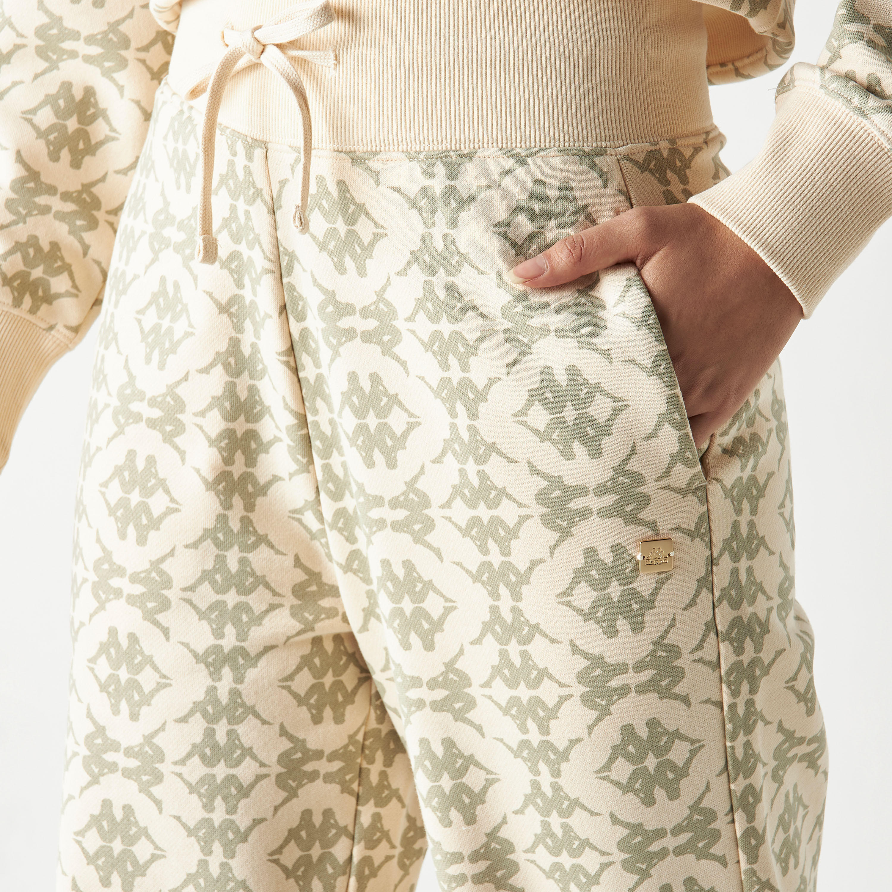 بنطلون واسع الساق برباط إغلاق وطبعات من كابا-women-clothing-bottoms-joggers-image-4