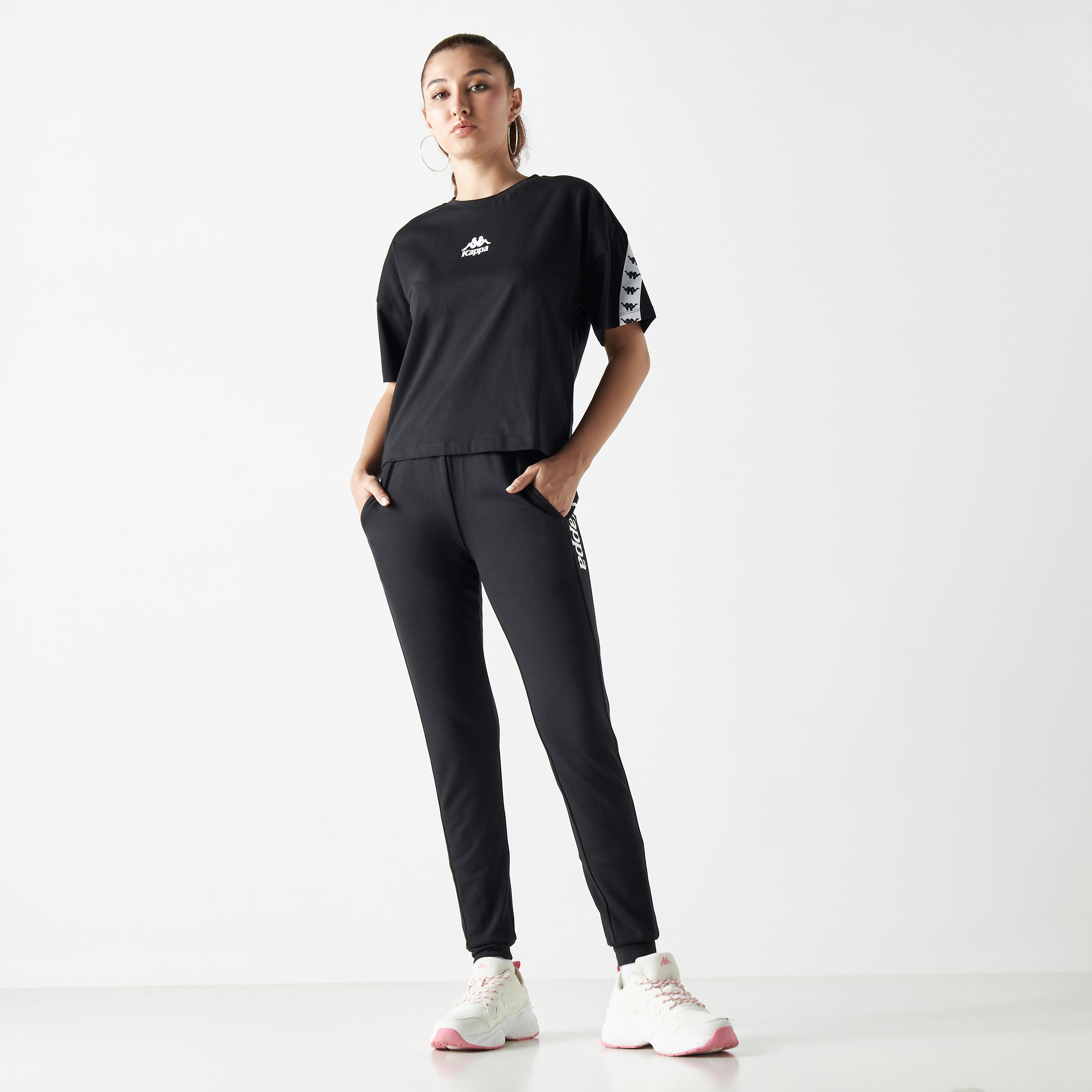 تيشيرت بأكمام قصيرة وياقة ضيقة وطبعات من كابا-women-clothing-sportswearandactivewear-tshirtsandvests-image-2