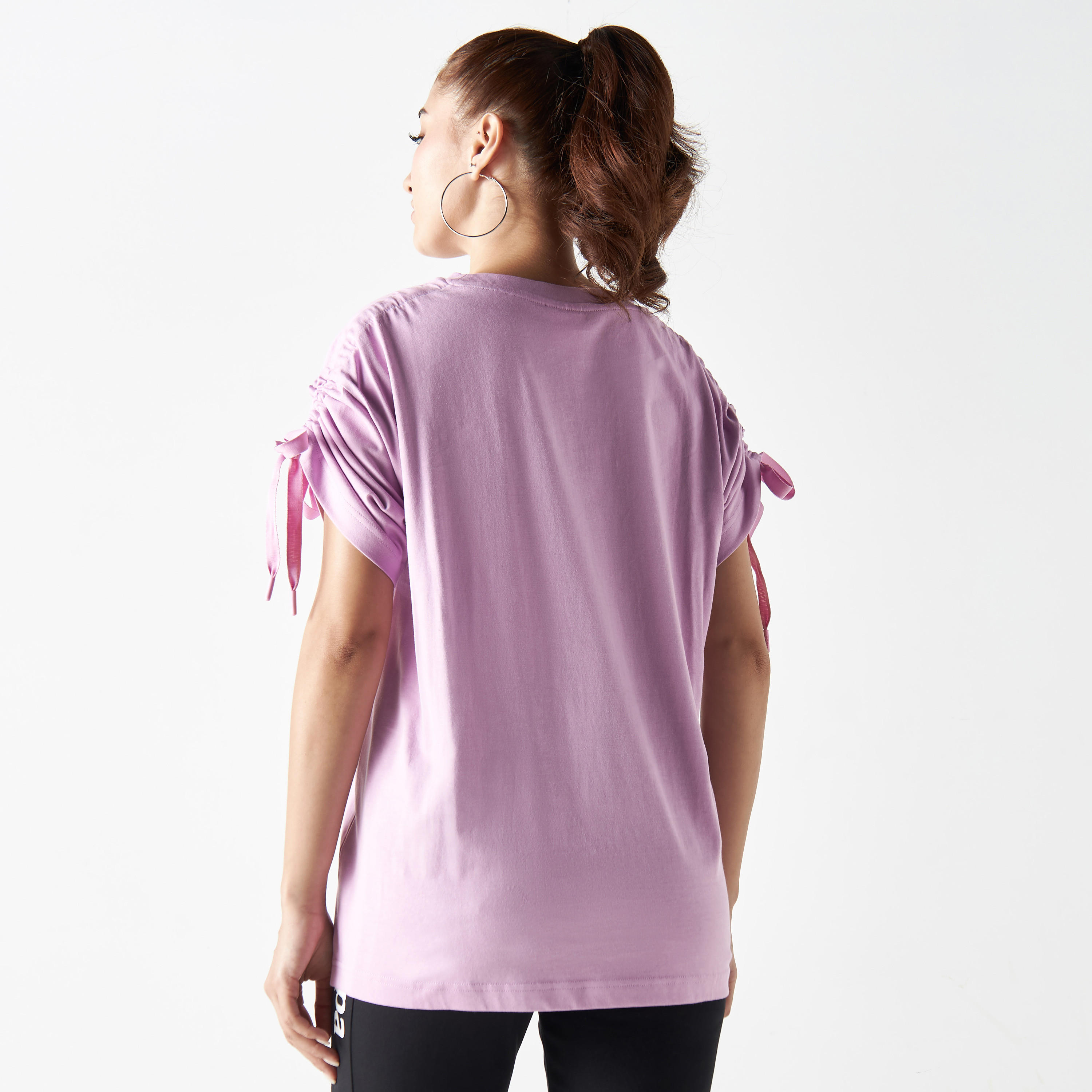 تيشيرت بياقة عالية وأكمام قصيرة وأربطة وطبعات من كابا-women-clothing-tshirts-image-3
