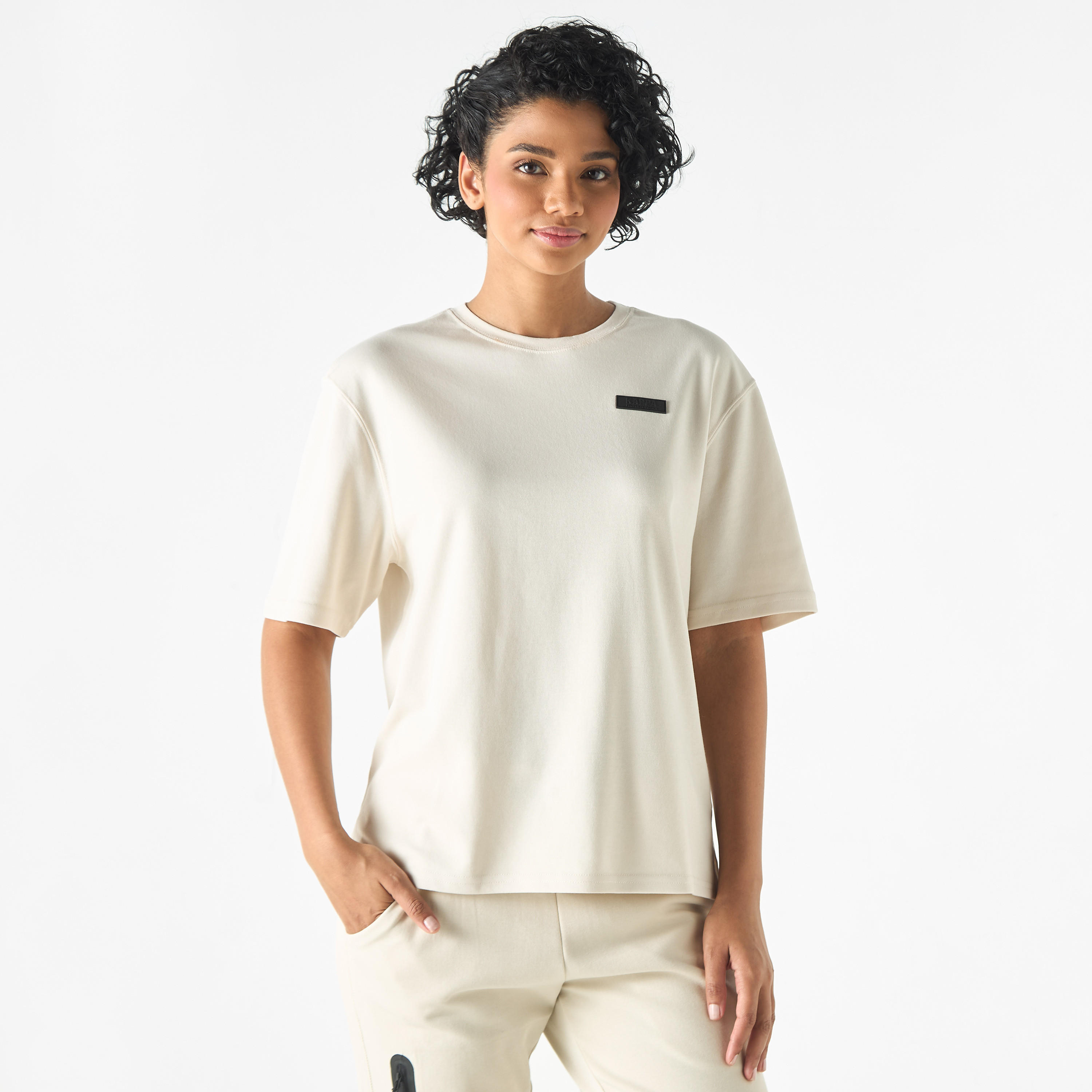 تيشيرت بياقة ضيقة وأكمام قصيرة وتفاصيل نصية من كابا-women-clothing-sportswearandactivewear-tshirtsandvests-image-1