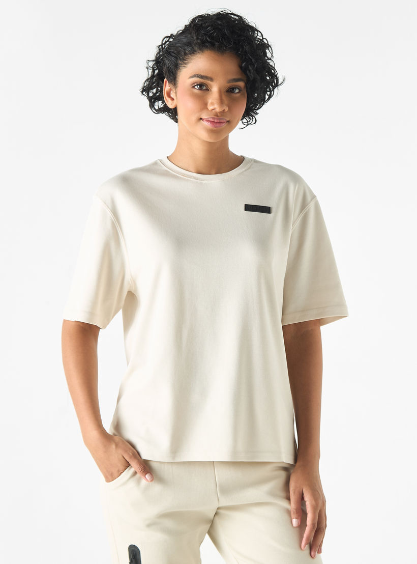تيشيرت بياقة ضيقة وأكمام قصيرة وتفاصيل نصية من كابا-women-clothing-sportswearandactivewear-tshirtsandvests-image-1